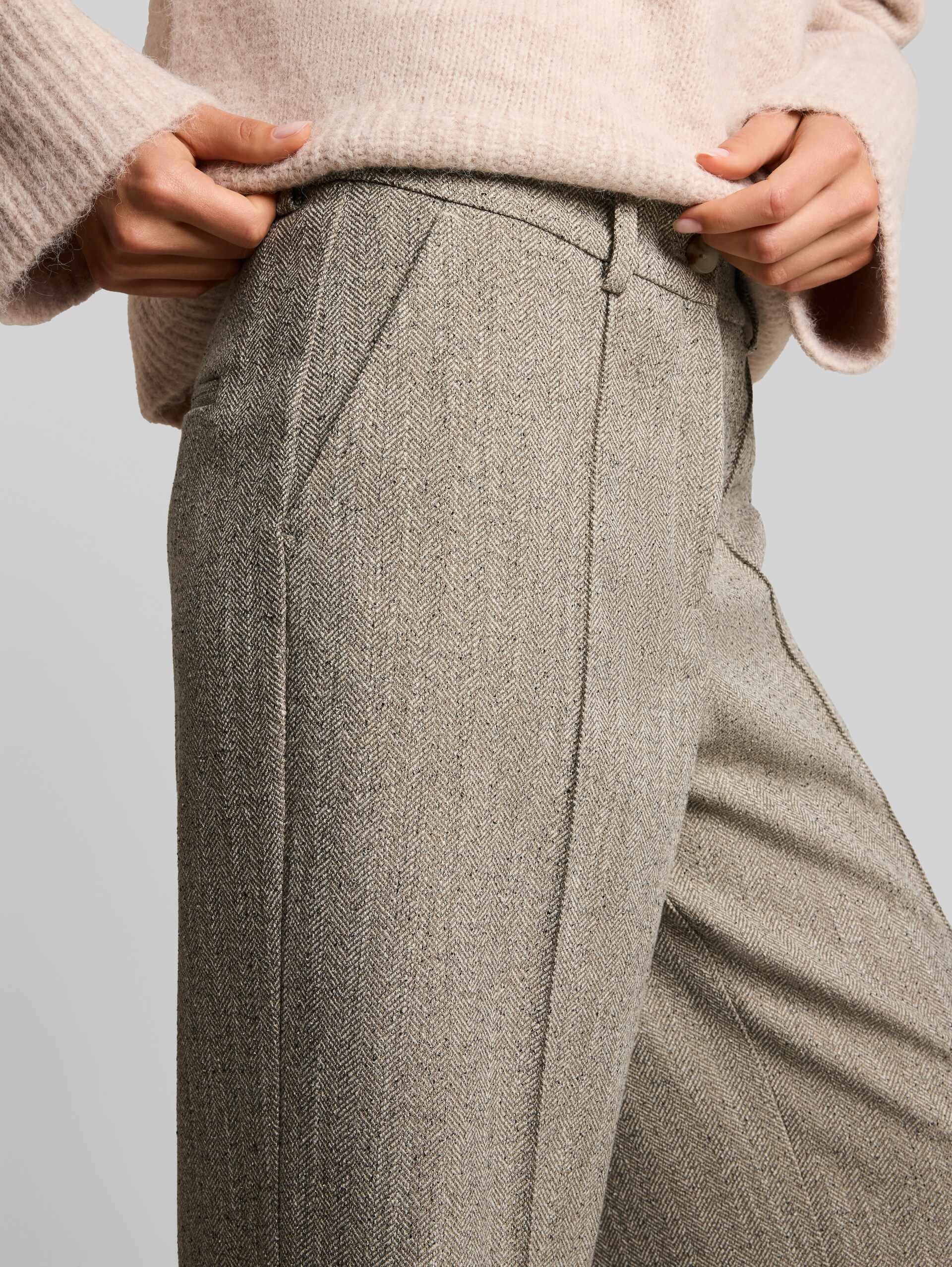 Wide Leg Hose mit Fischgrätmuster - gravel beige herringbone - Detail-Model-Ansicht