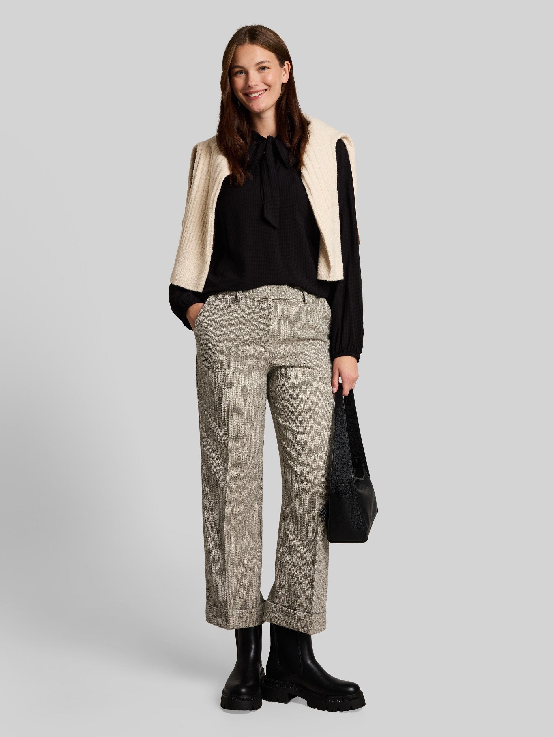 Cropped Straight Hose mit Fischgrätmuster - gravel beige herringbone - Model-Vorderansicht