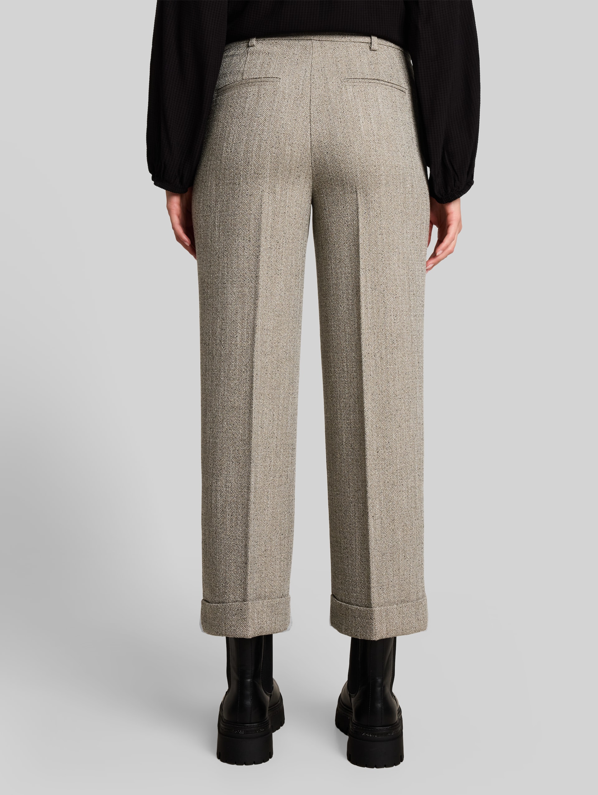 Cropped Straight Hose mit Fischgrätmuster - gravel beige herringbone - Auschnitt Model-Rückansicht