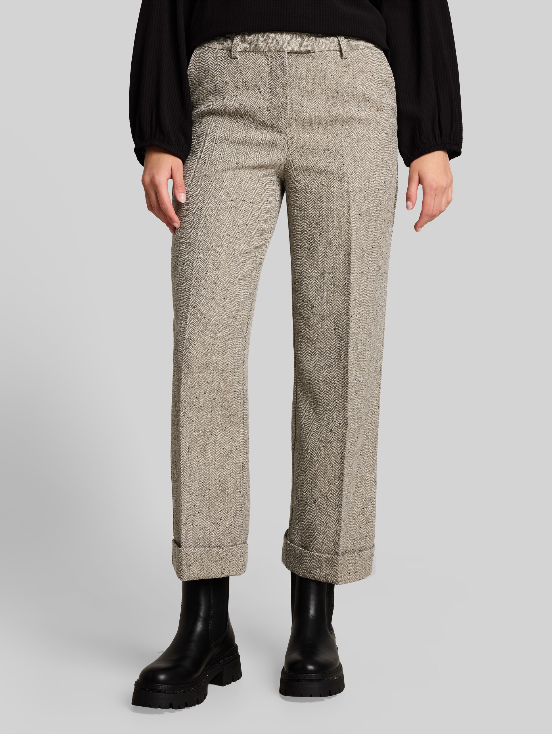 Cropped Straight Hose mit Fischgrätmuster - gravel beige herringbone - Ausschnitt Model-Vorderansicht