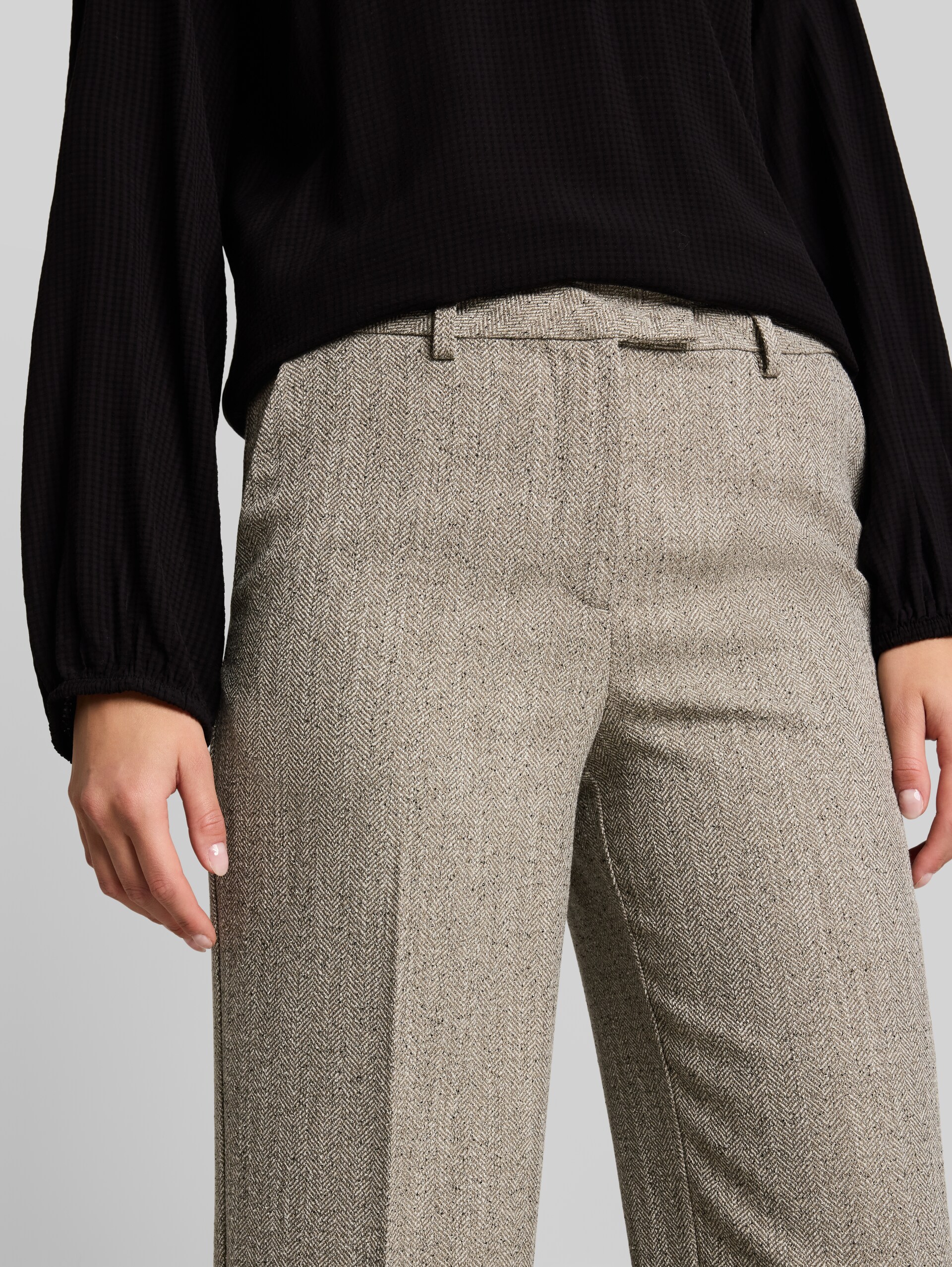 Cropped Straight Hose mit Fischgrätmuster - gravel beige herringbone - Detail-Model-Ansicht