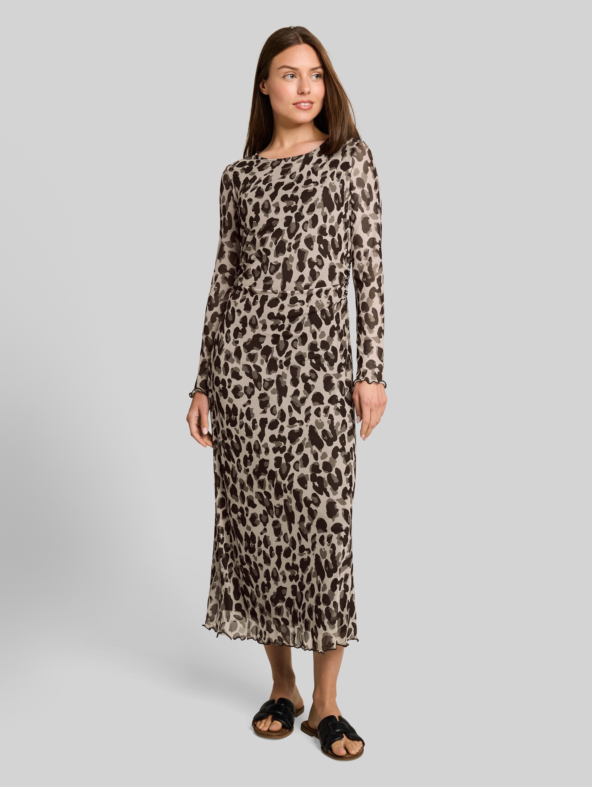 Mesh Midi-Kleid mit Muster - brown beige leo print - Model-Vorderansicht