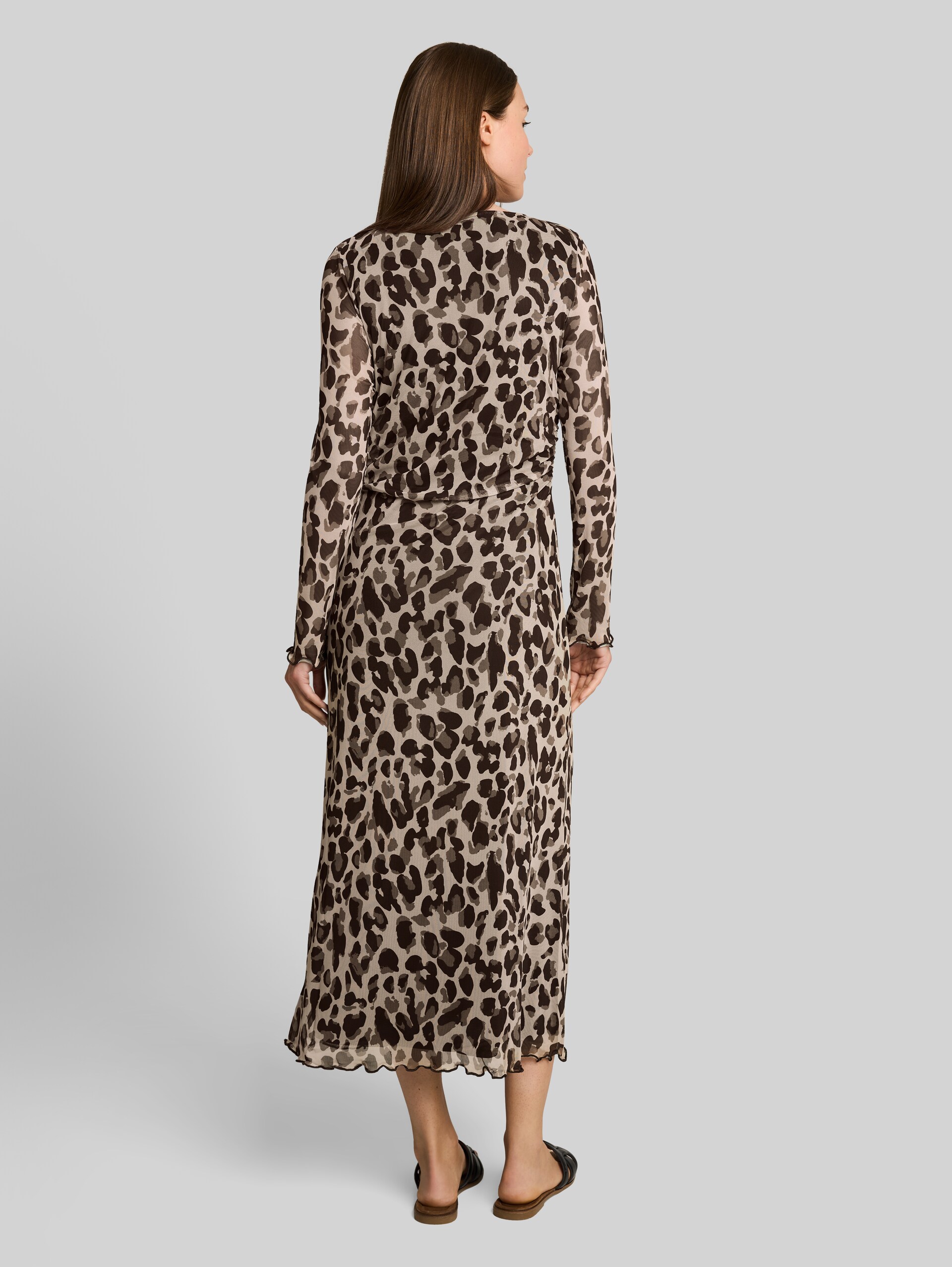 Mesh Midi-Kleid mit Muster - brown beige leo print - Model-Rückansicht