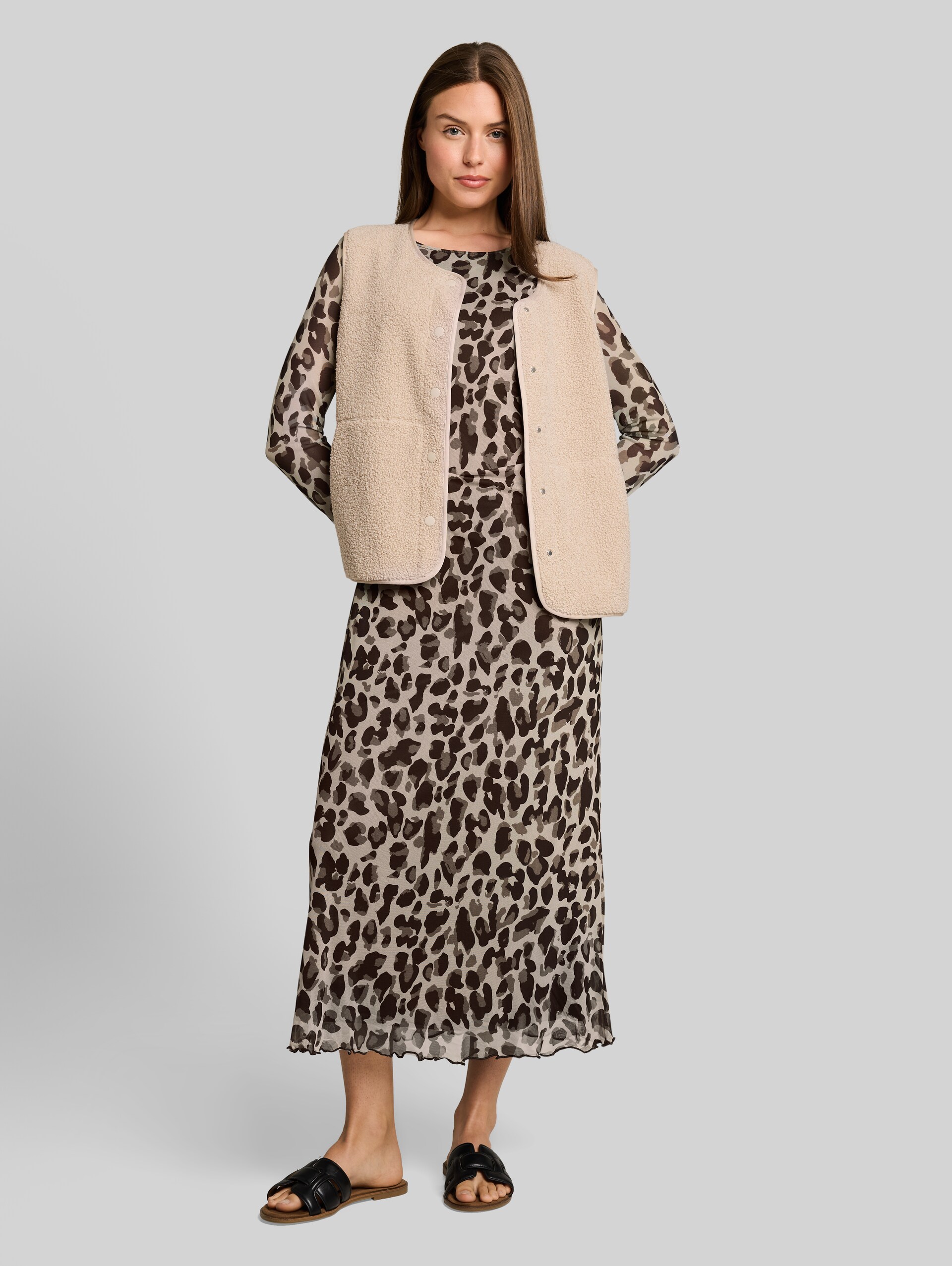 Mesh Midi-Kleid mit Muster - brown beige leo print - seitliche Model-Ansicht