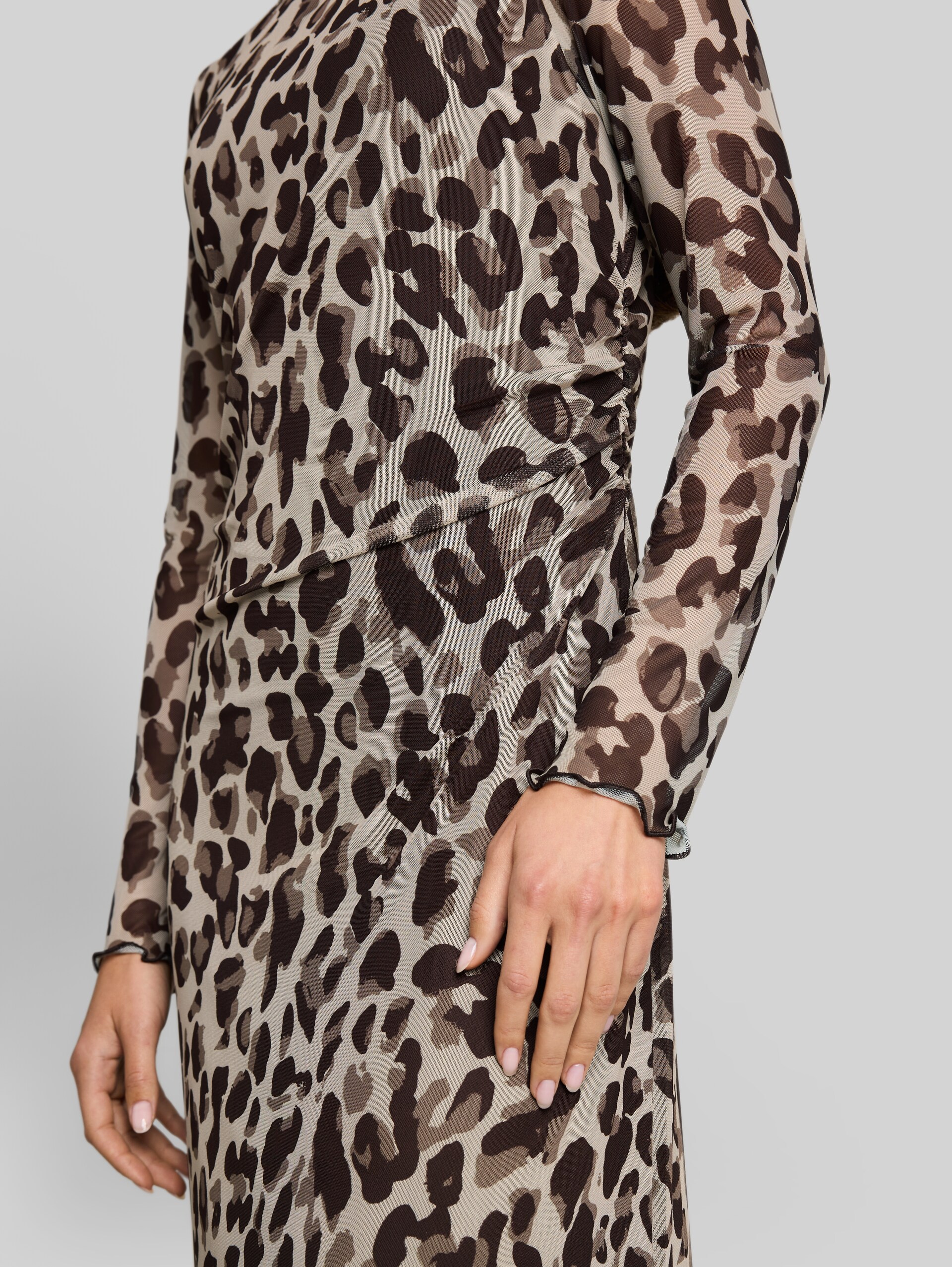 Mesh Midi-Kleid mit Muster - brown beige leo print - Detail-Model-Ansicht