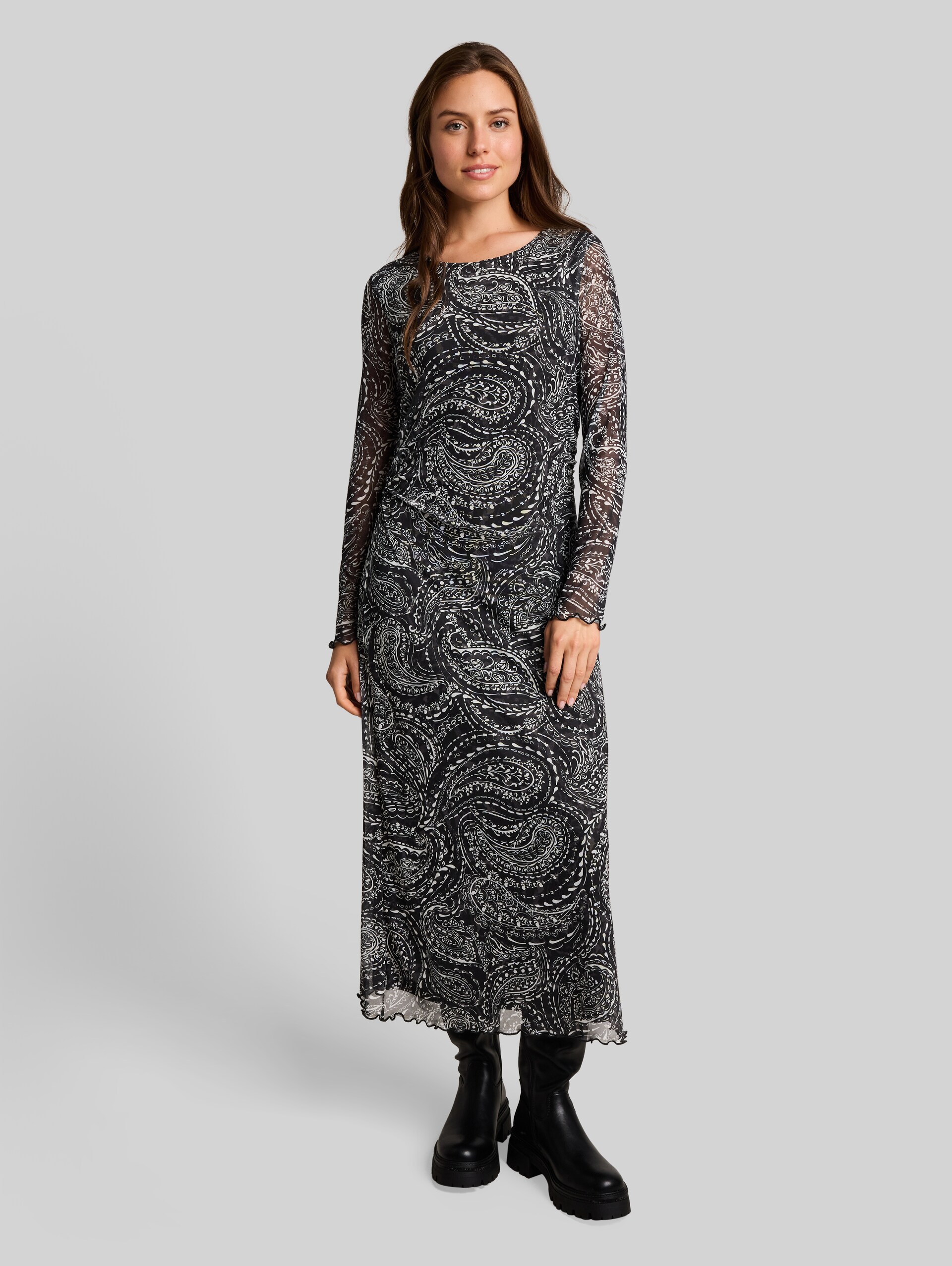 Mesh Midi-Kleid mit Muster - black paisley - Model-Vorderansicht