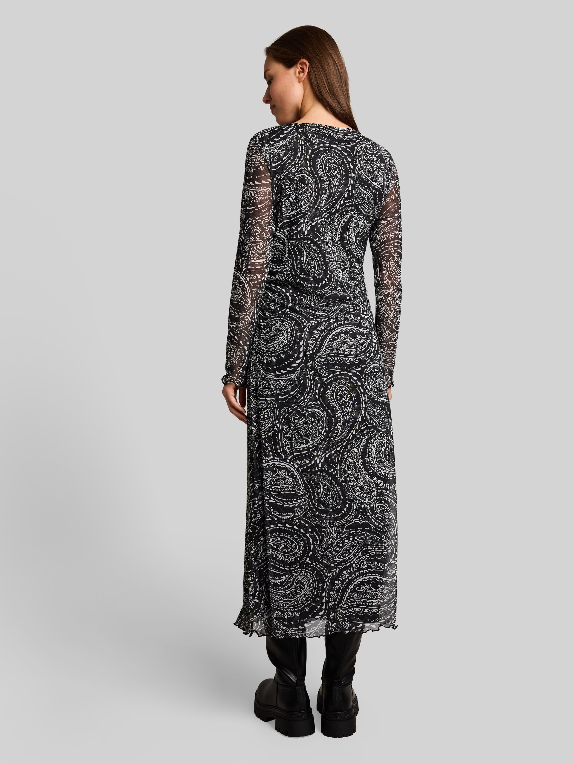 Mesh Midi-Kleid mit Muster - black paisley - Model-Rückansicht