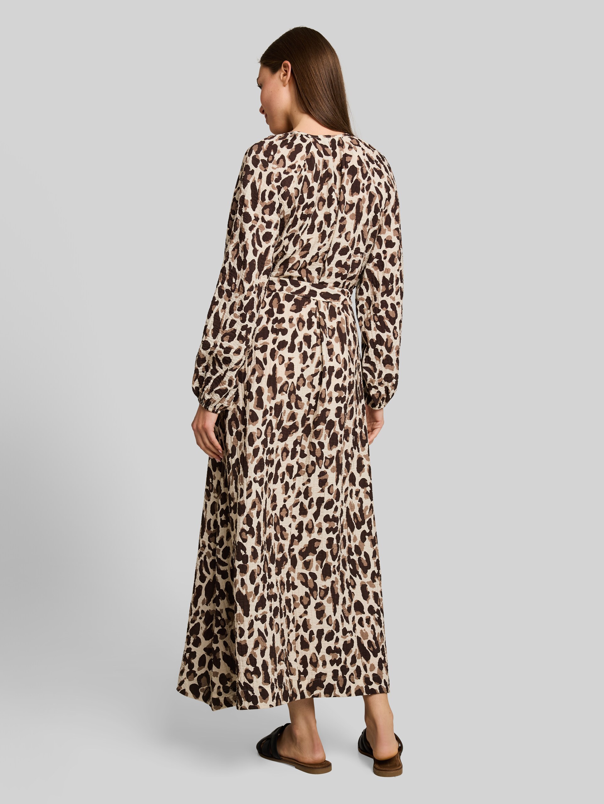 Maxijurk met luipaardprint - brown beige leo print - Model-achteraanzicht