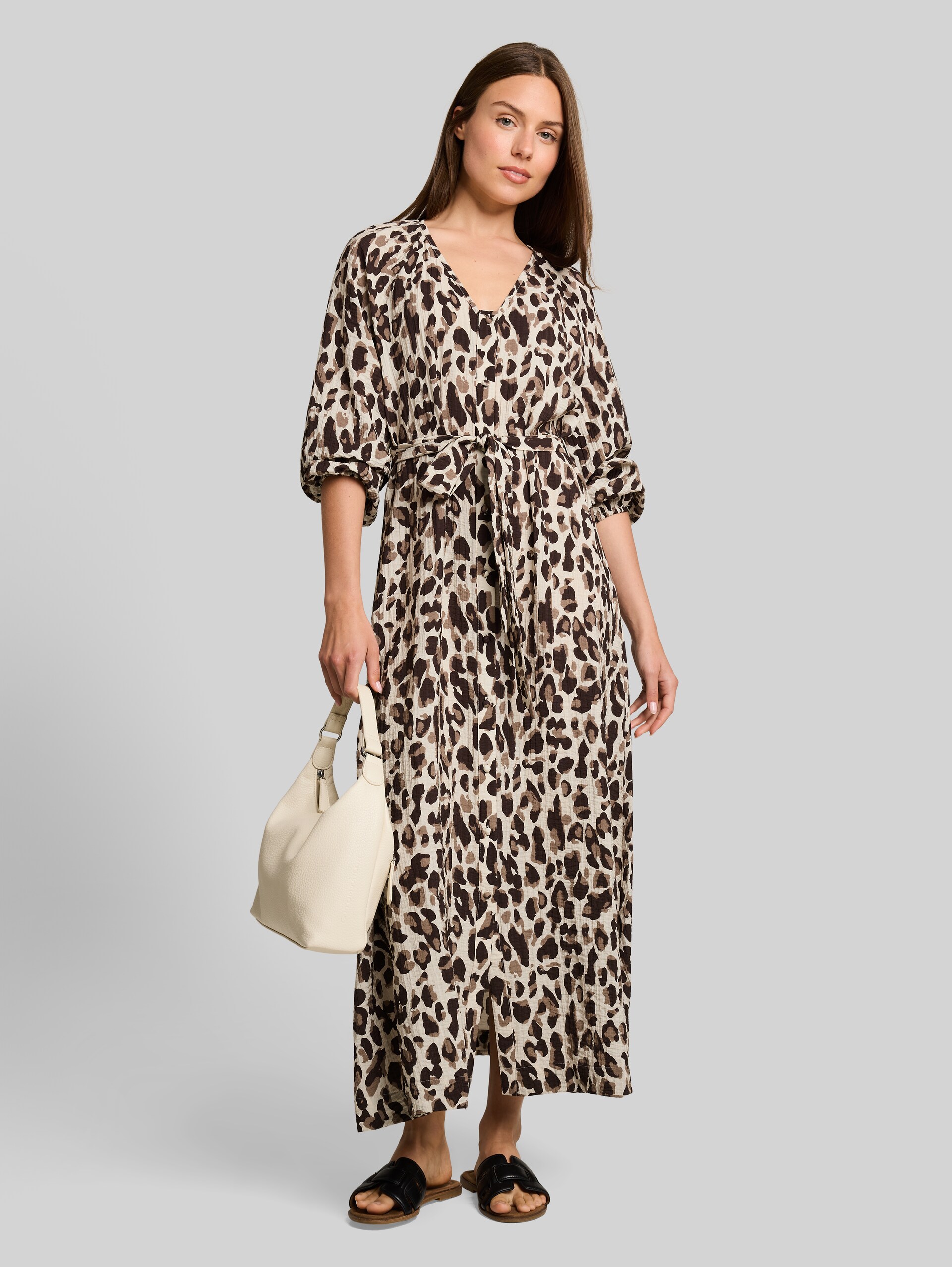 Maxijurk met luipaardprint - brown beige leo print - zijaanzicht model