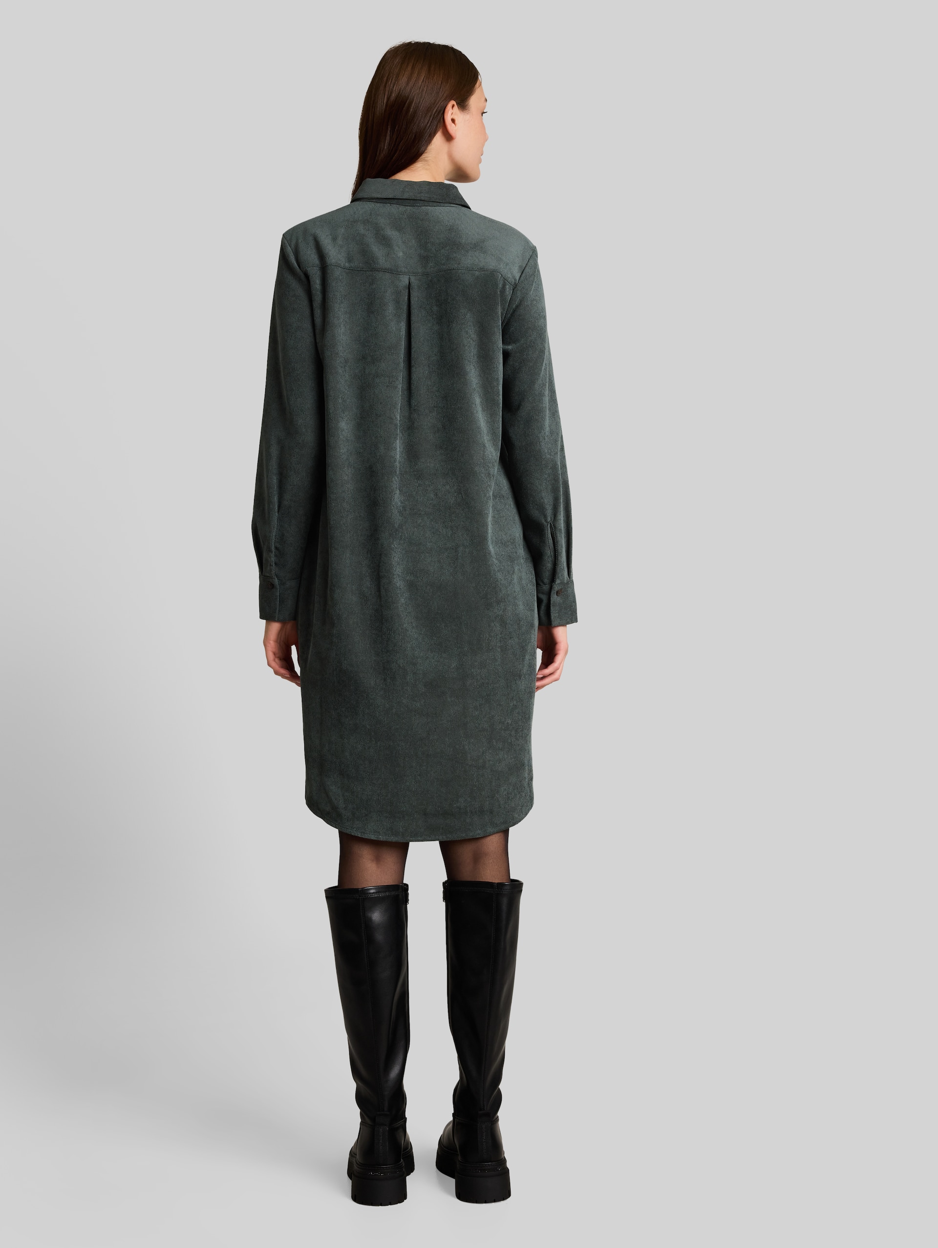 Cordkleid mit Eingriffstaschen - Darkest Olive - Model-Rückansicht