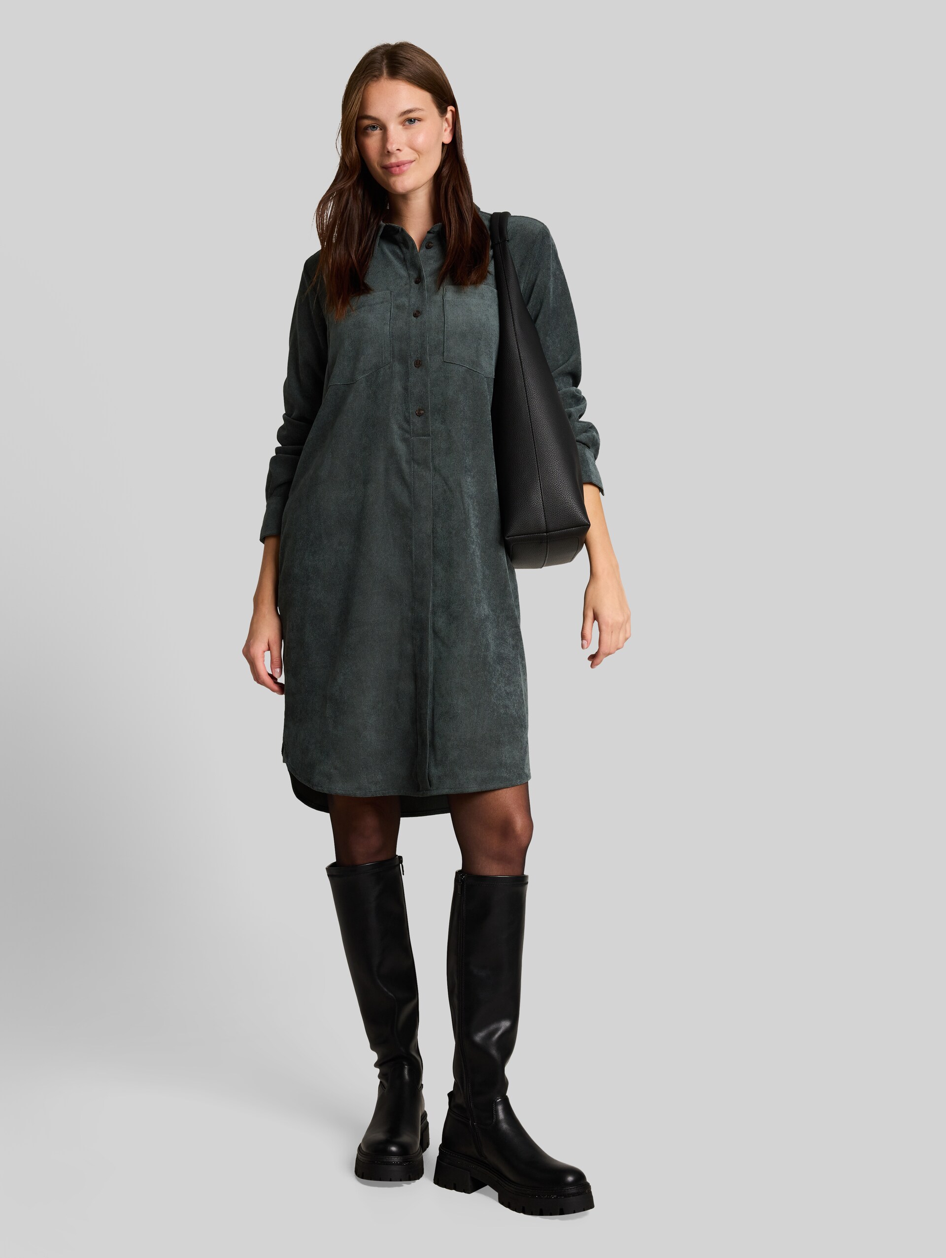 Cordkleid mit Eingriffstaschen - Darkest Olive - seitliche Model-Ansicht