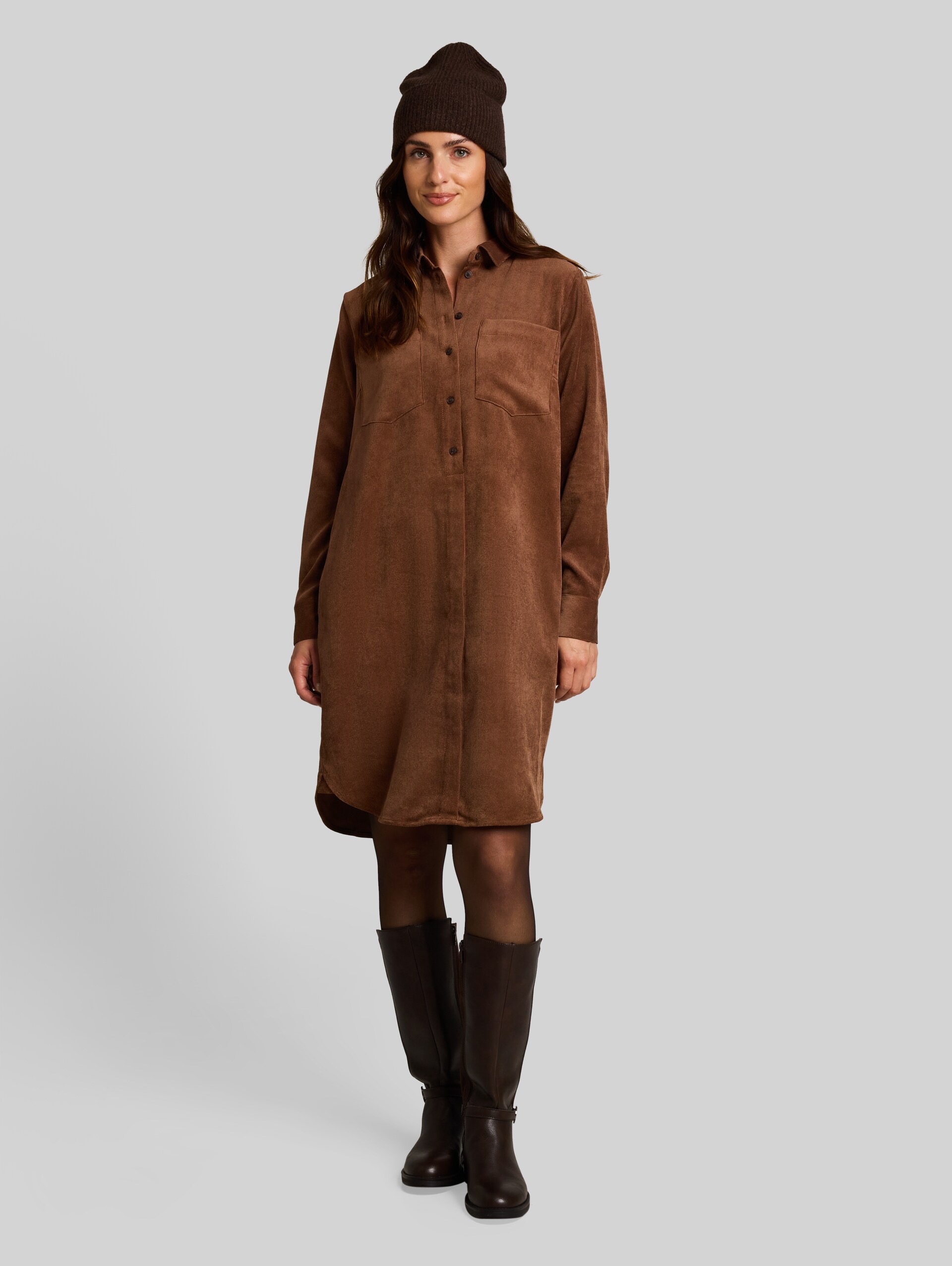 Corduroy jurk met steekzakken - camel - Model vooraanzicht