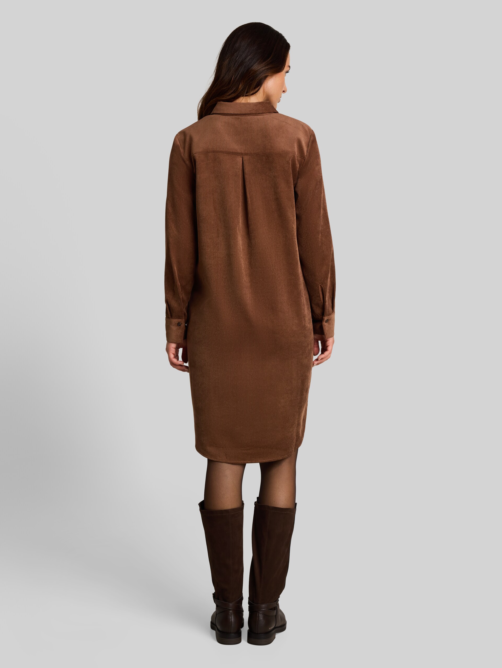 Corduroy jurk met steekzakken - camel - Model-achteraanzicht