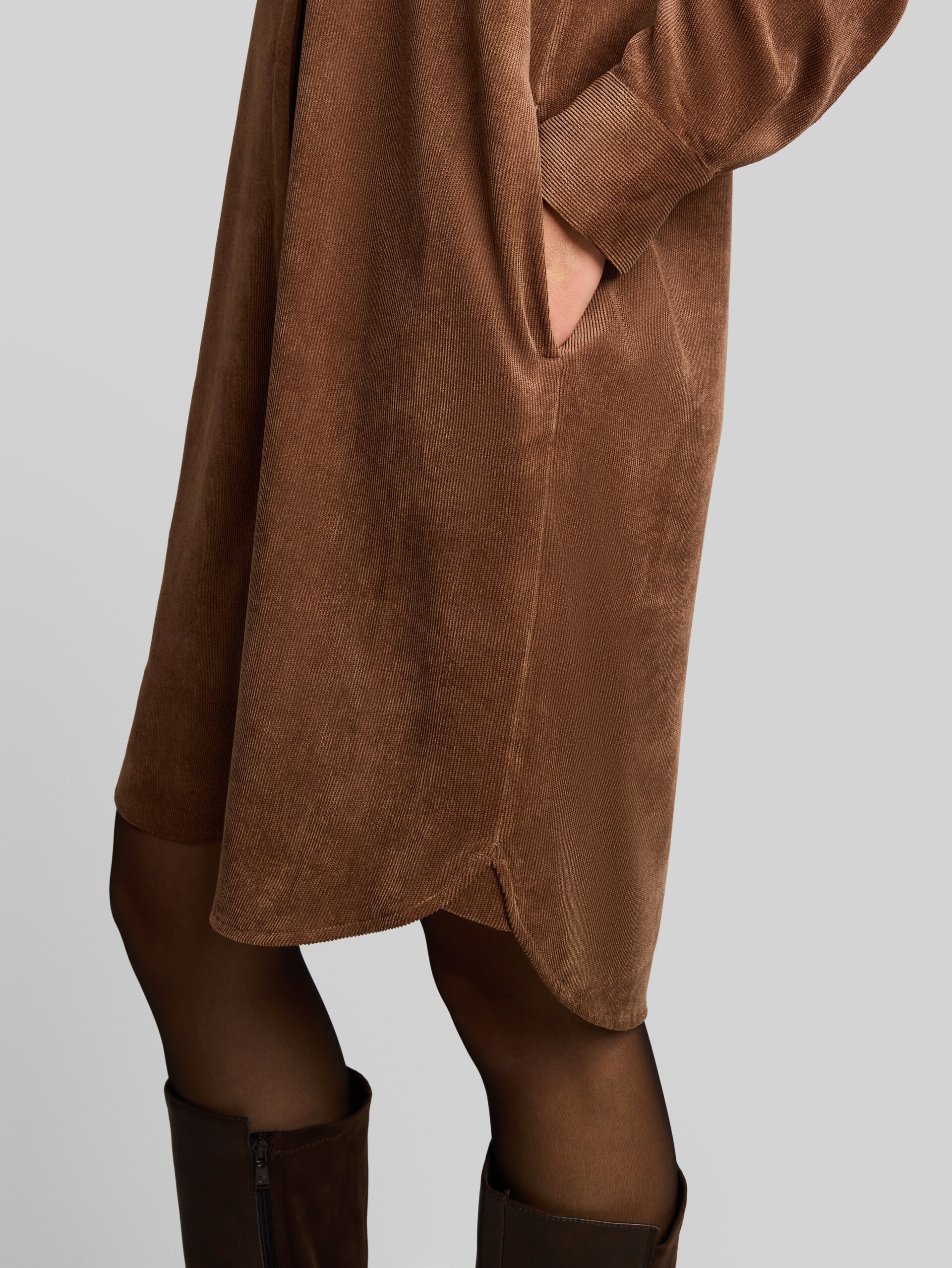 Corduroy jurk met steekzakken - camel - Detailaanzicht model