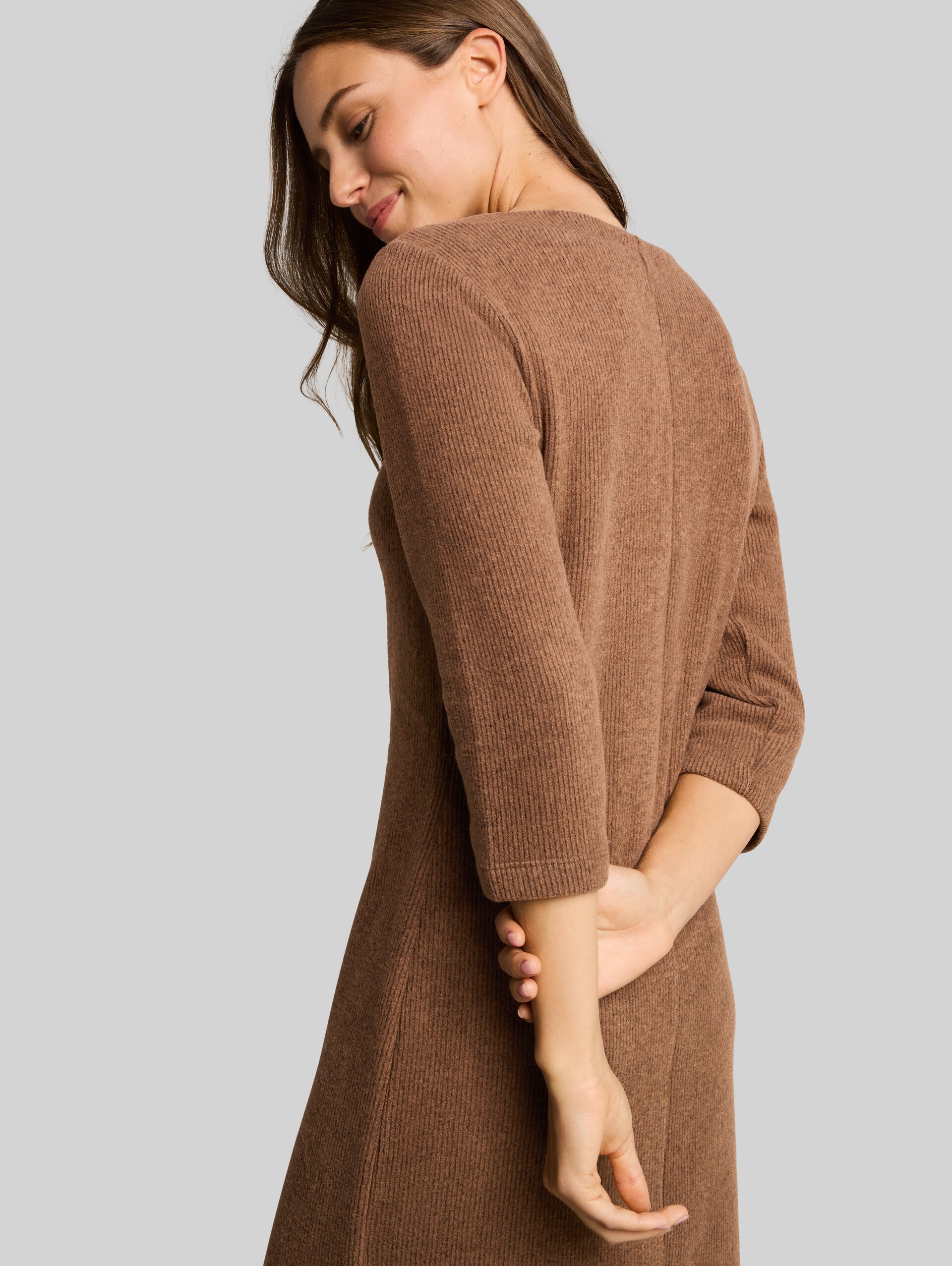 Robe confortable à effet chiné - mid camel melange - Vue détaillée du modèle