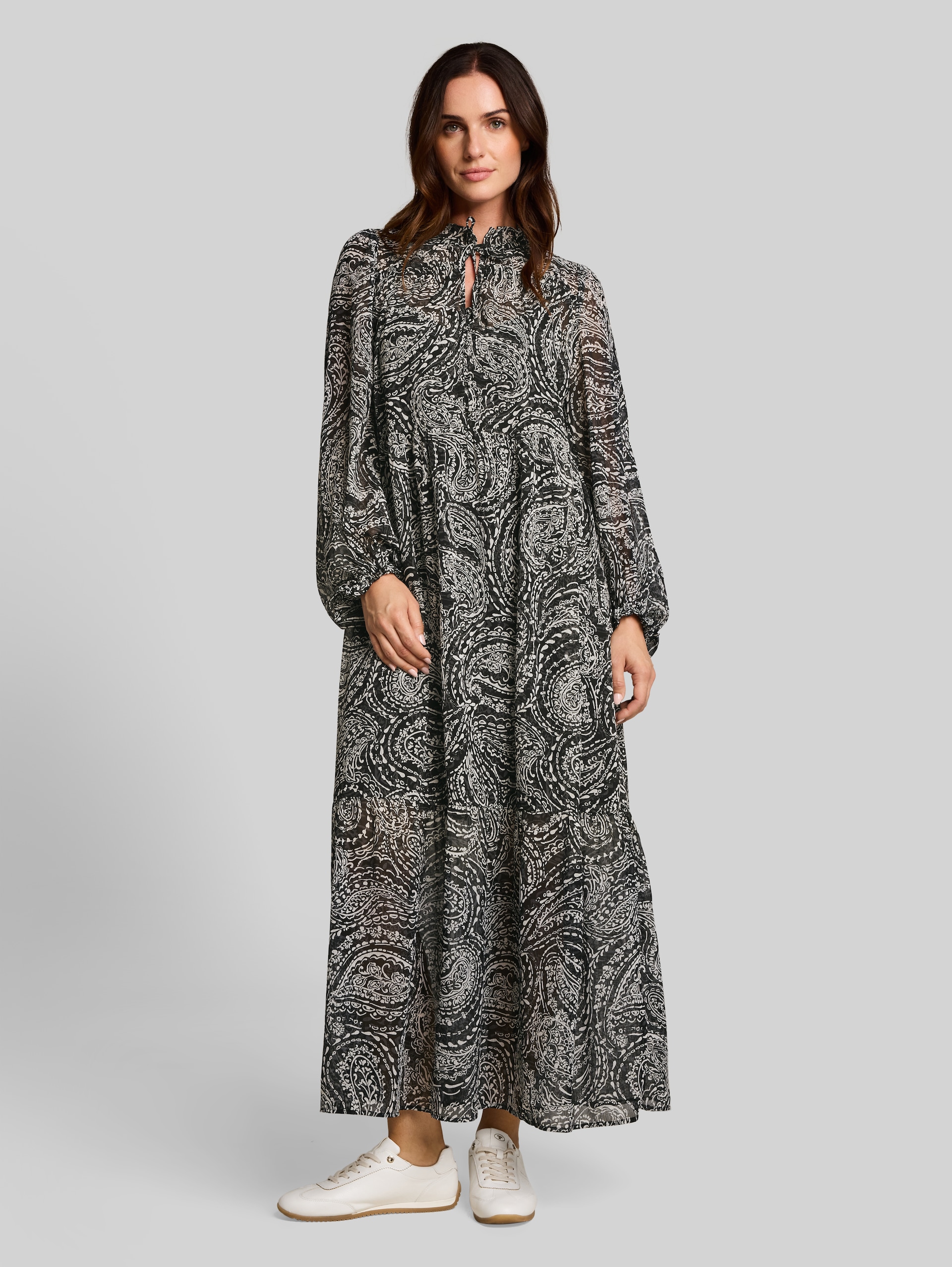 Robe longue ample à motif cachemire - black paisley - Vue de face du modèle