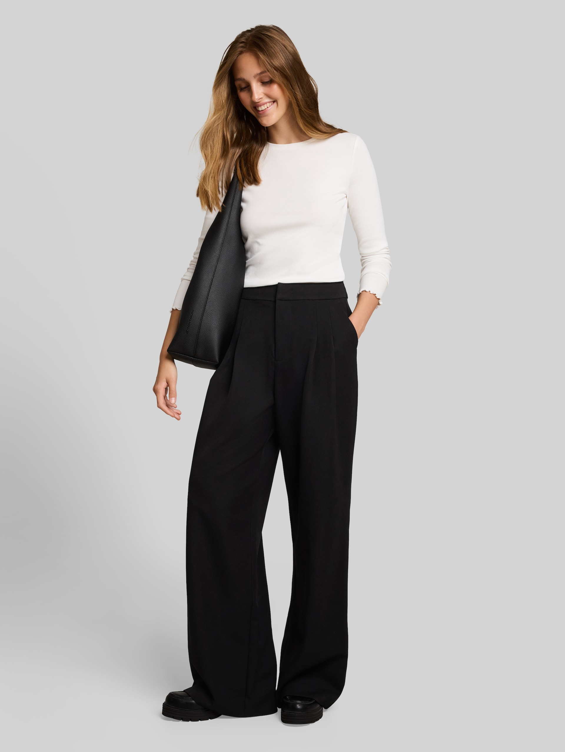 Wide Leg Hose - deep black - Model-Vorderansicht