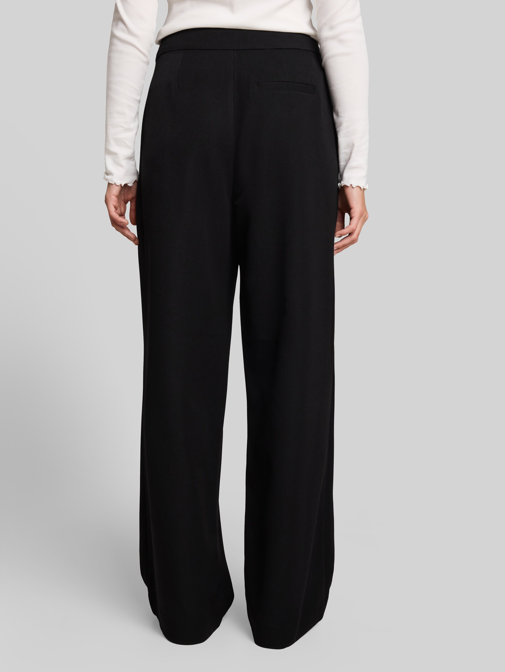 Wide Leg Hose - deep black - Auschnitt Model-Rückansicht