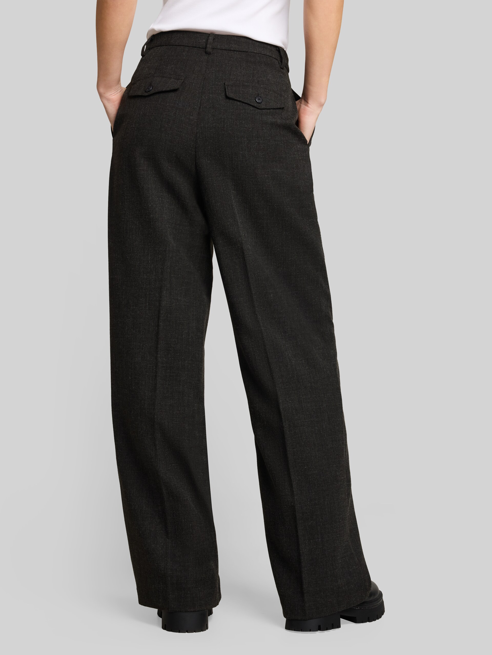 Broek met wijde pijpen en strijkvouw - Shale Grey Melange - Neklijn model-achteraanzicht