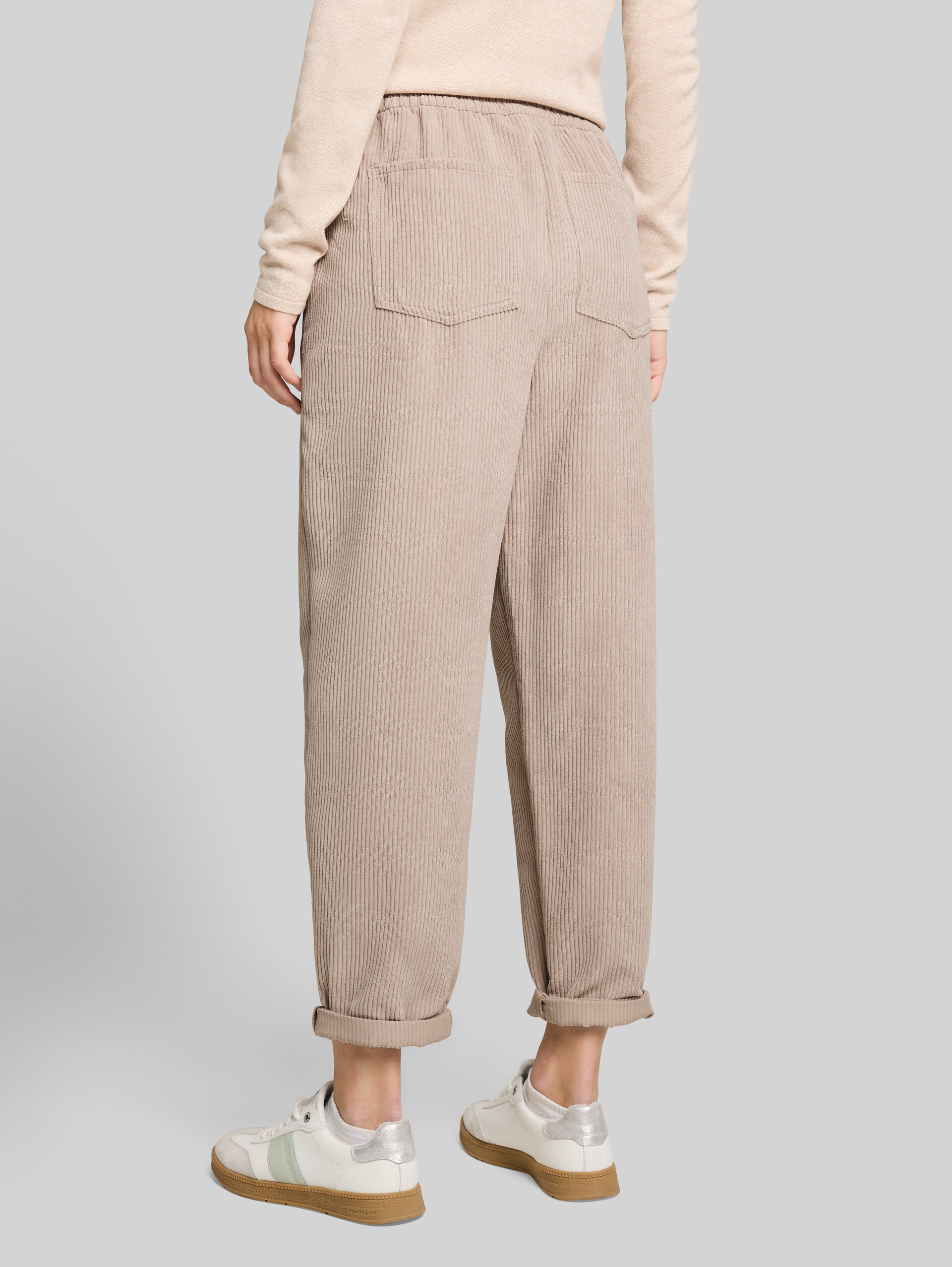Barrel Cordhose mit Kordelzug - atmosphere beige - Auschnitt Model-Rückansicht
