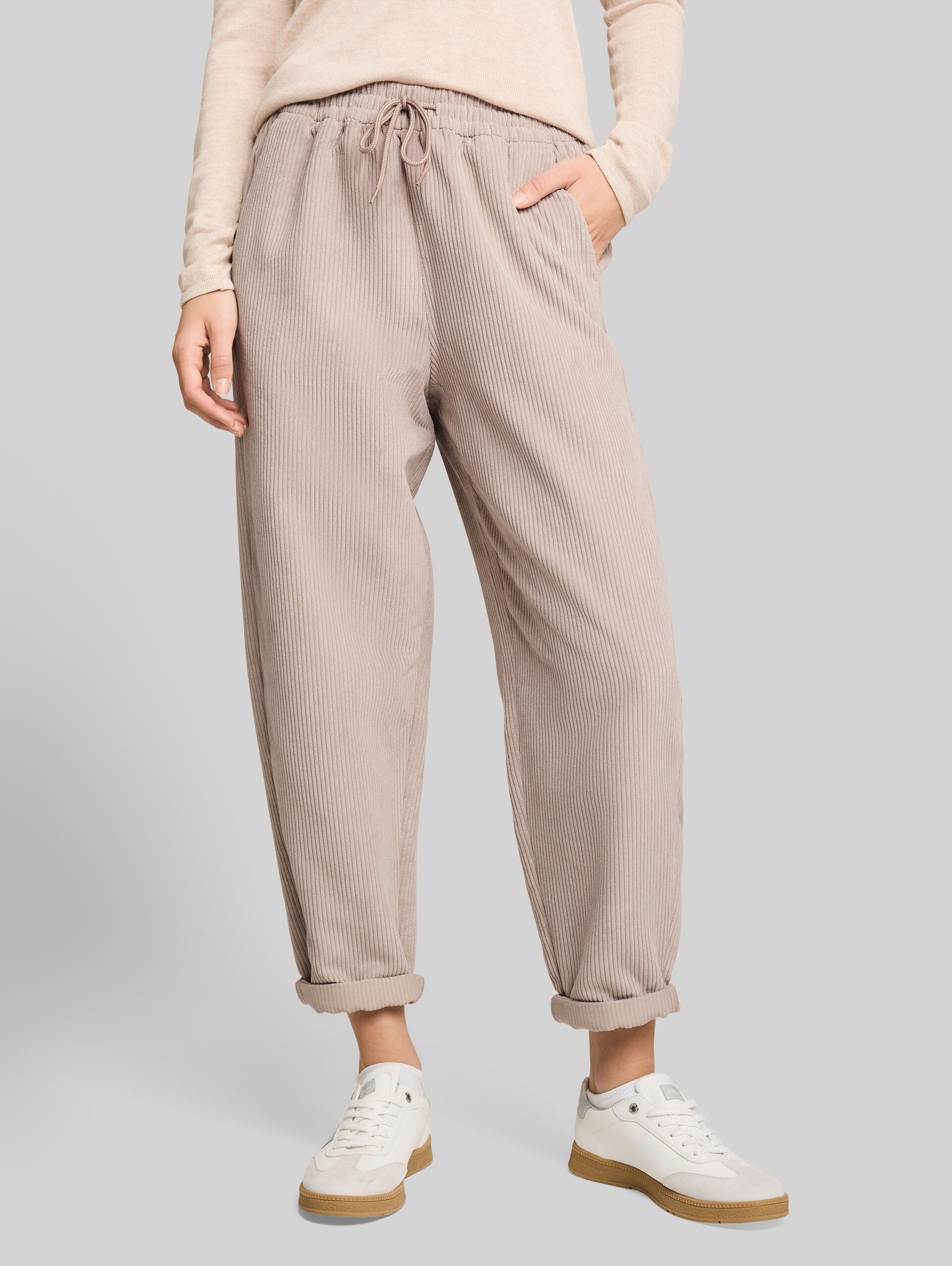 Barrel Cordhose mit Kordelzug - atmosphere beige - Ausschnitt Model-Vorderansicht