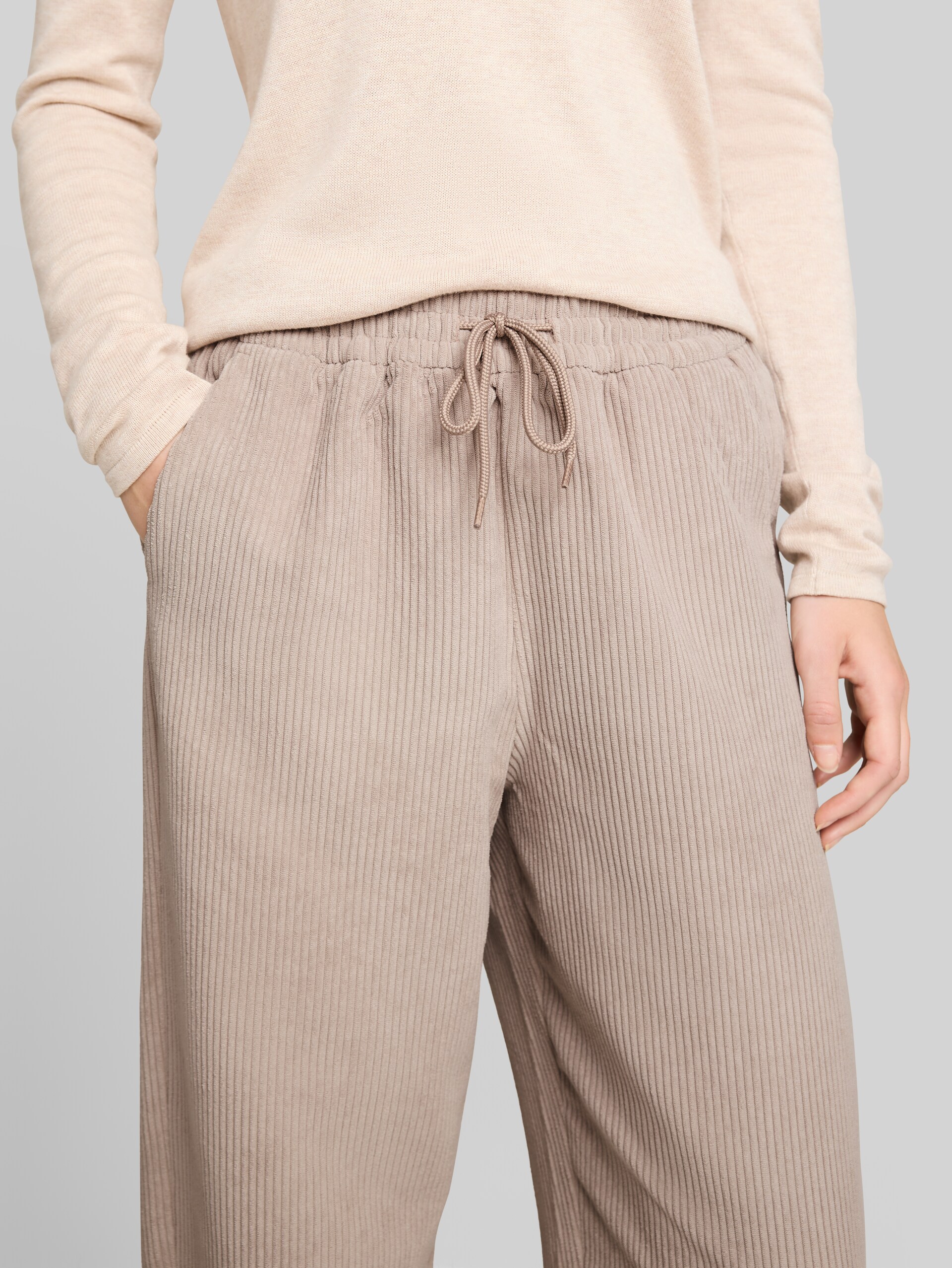 Barrel Cordhose mit Kordelzug - atmosphere beige - Detail-Model-Ansicht
