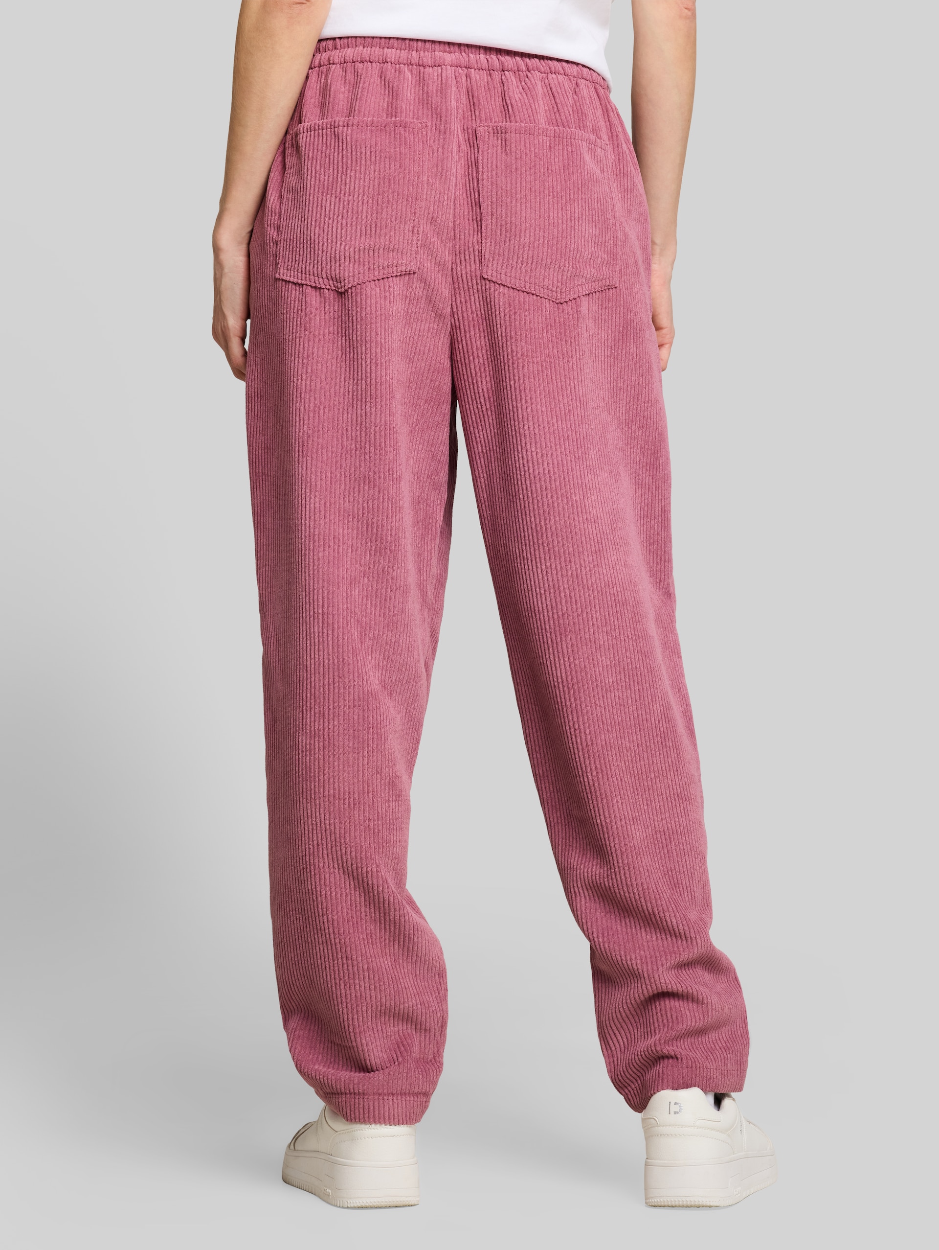 Barrel Cordhose mit Kordelzug - dusty berry - Auschnitt Model-Rückansicht