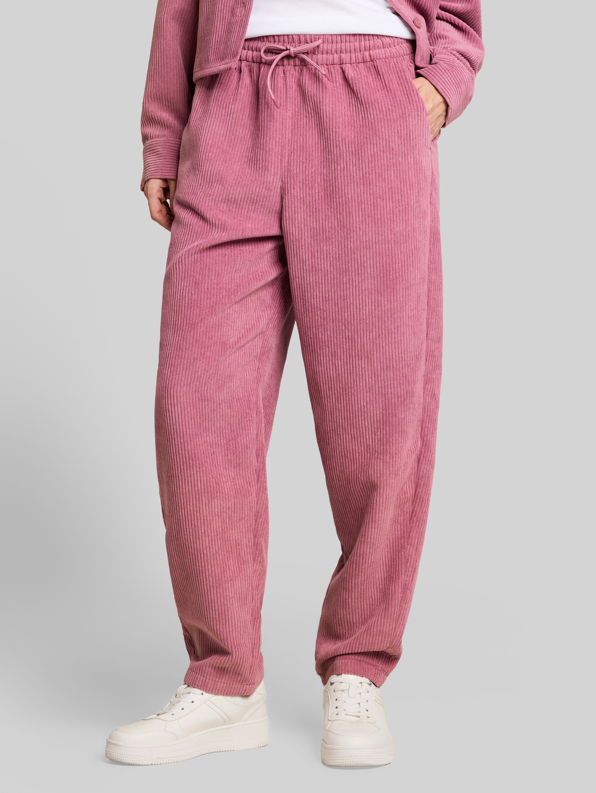 Barrel Cordhose mit Kordelzug - dusty berry - Ausschnitt Model-Vorderansicht