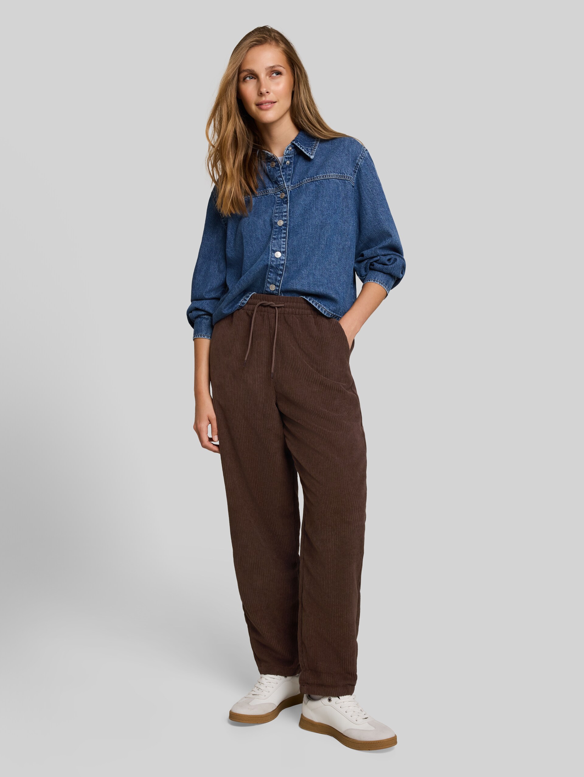 Barrel Cordhose mit Kordelzug - cool dark brown - Model-Vorderansicht