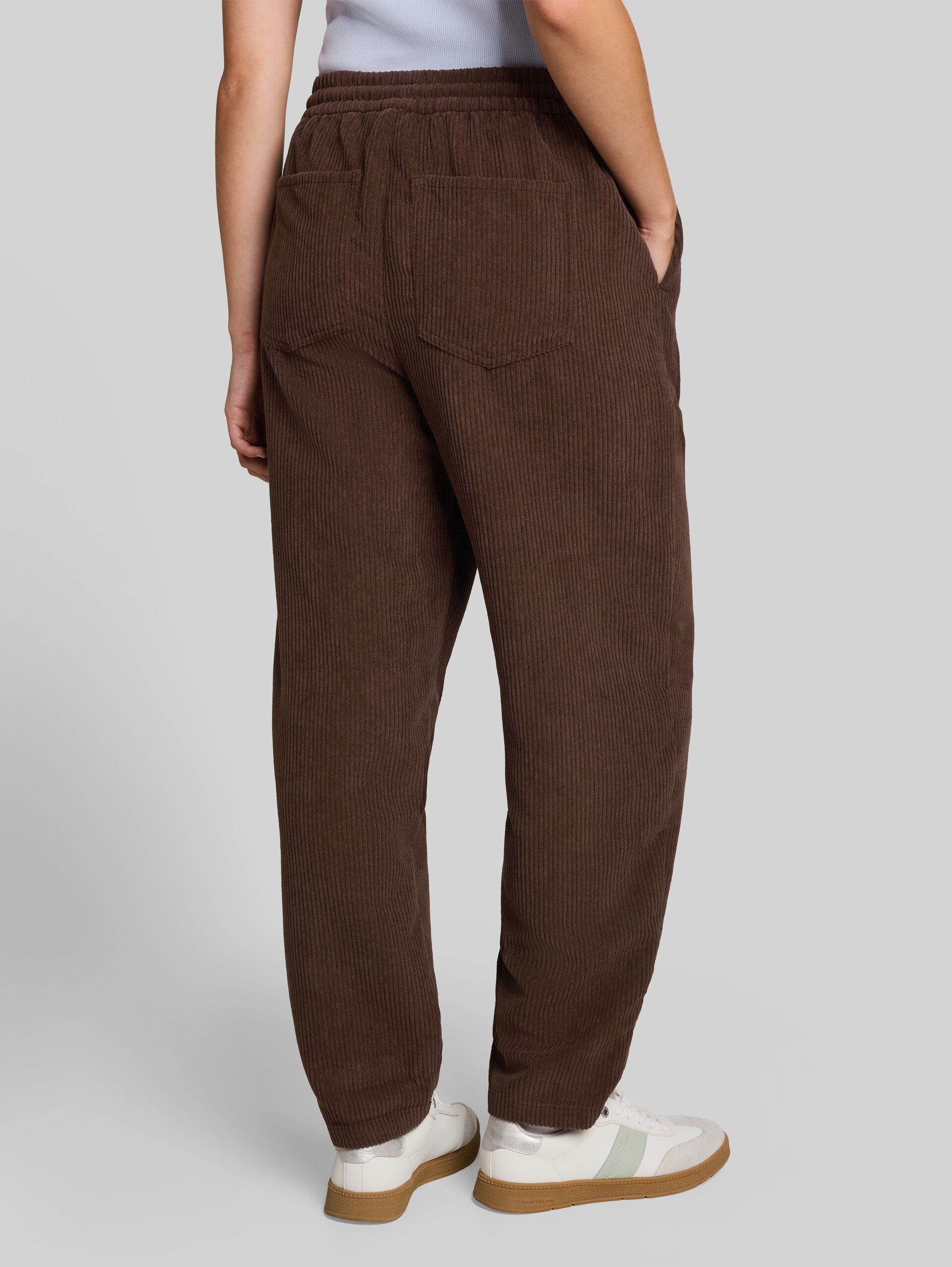 Barrel Cordhose mit Kordelzug - cool dark brown - Auschnitt Model-Rückansicht