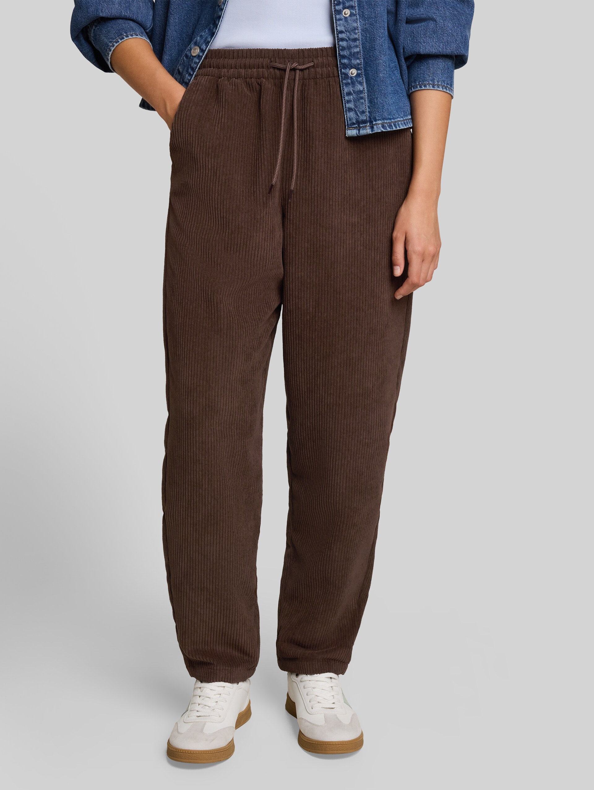 Barrel Cordhose mit Kordelzug - cool dark brown - Ausschnitt Model-Vorderansicht