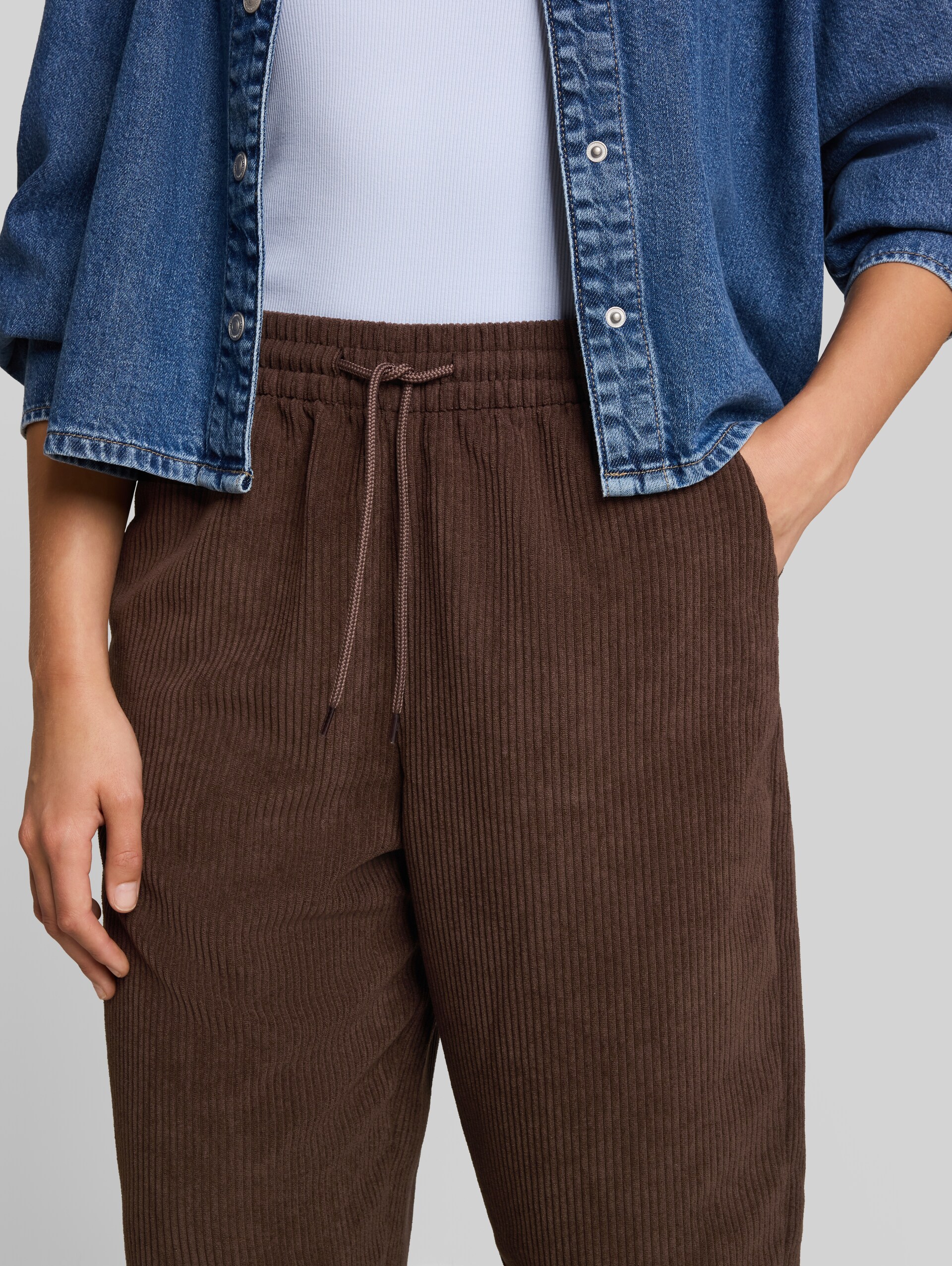 Barrel Cordhose mit Kordelzug - cool dark brown - Detail-Model-Ansicht