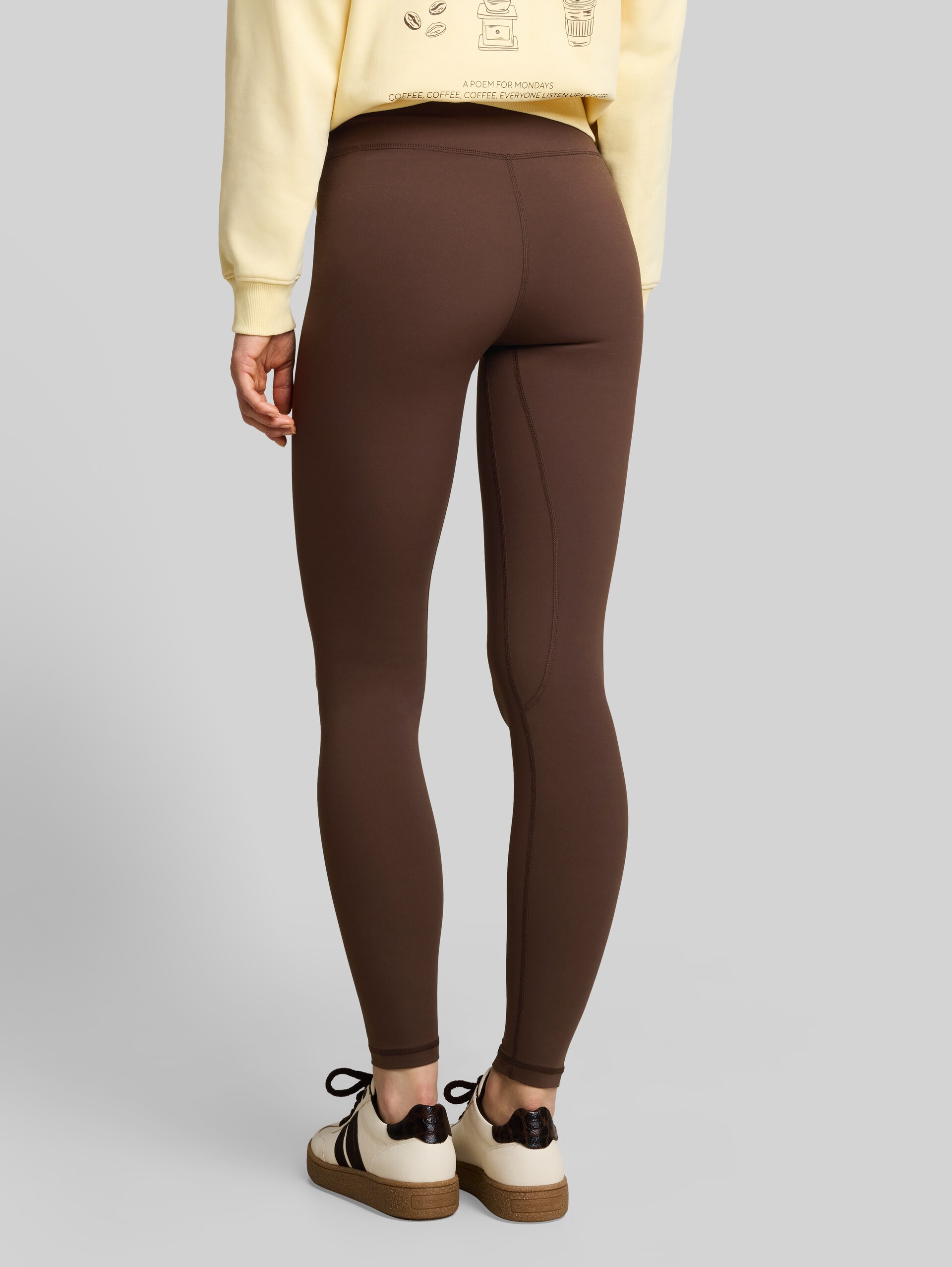 Sportlegging - cool dark brown - Neklijn model-achteraanzicht