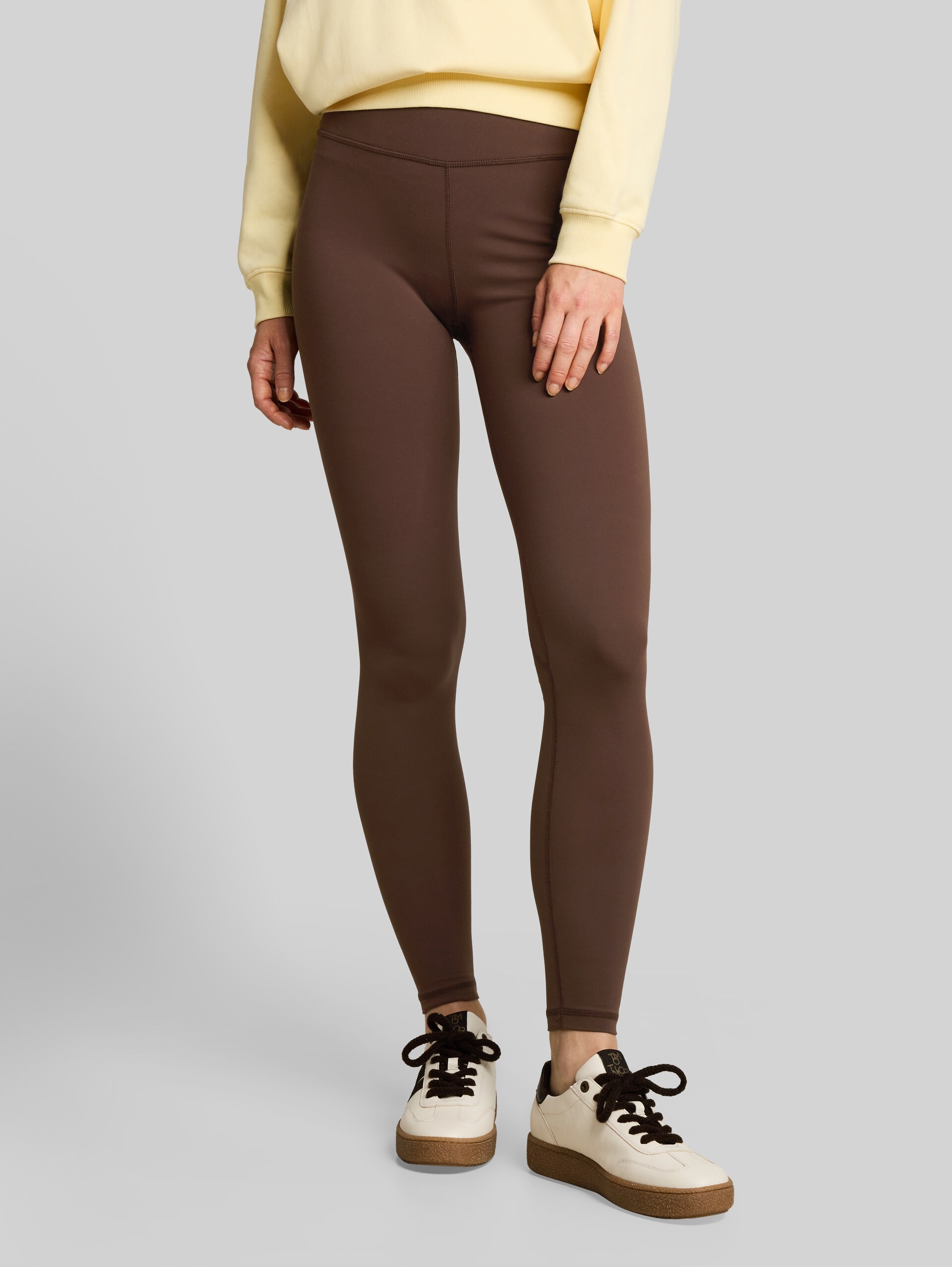 Sportlegging - cool dark brown - Nek model vooraanzicht