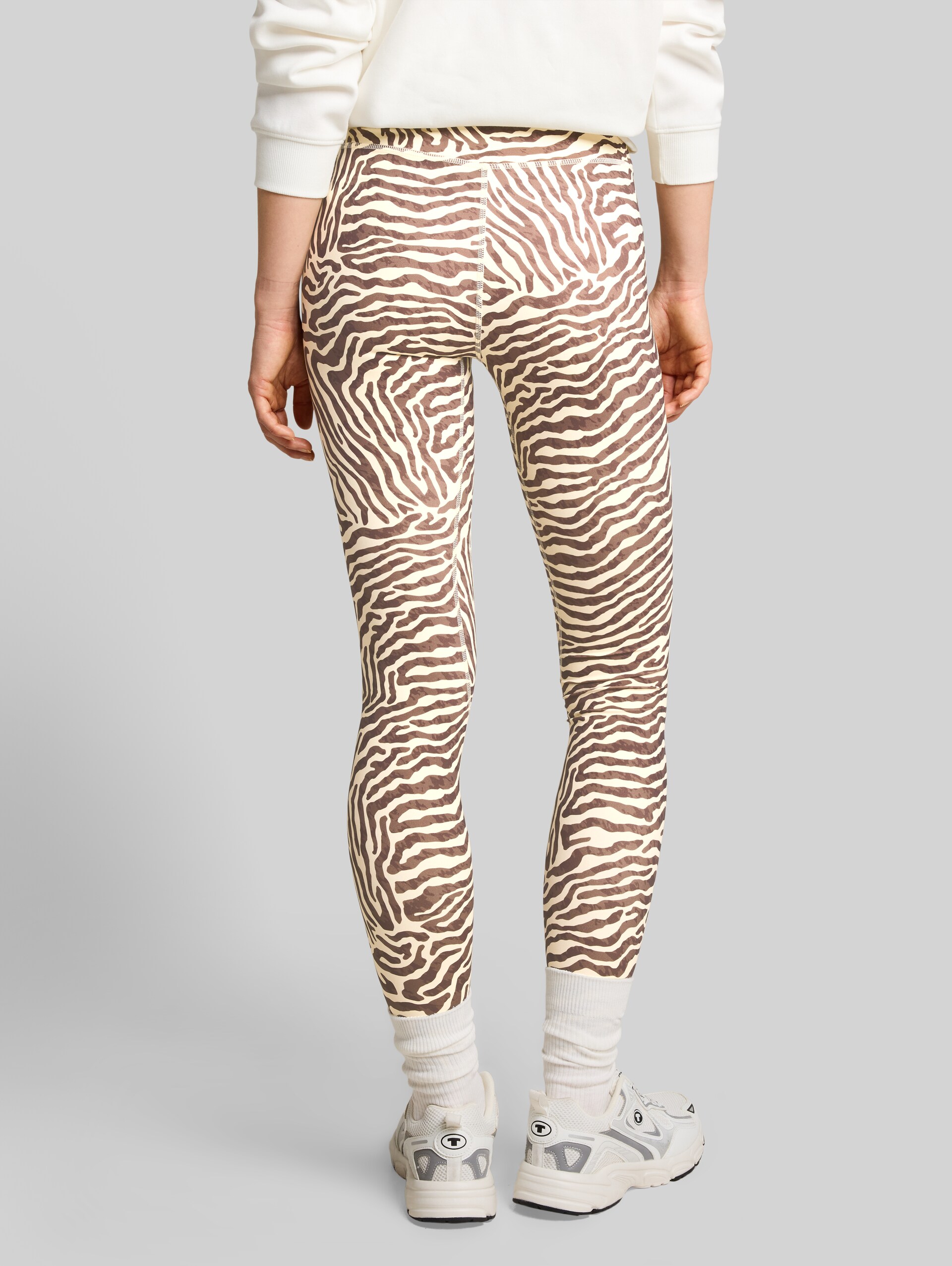 Sportlegging - brown beige zebra print - Neklijn model-achteraanzicht