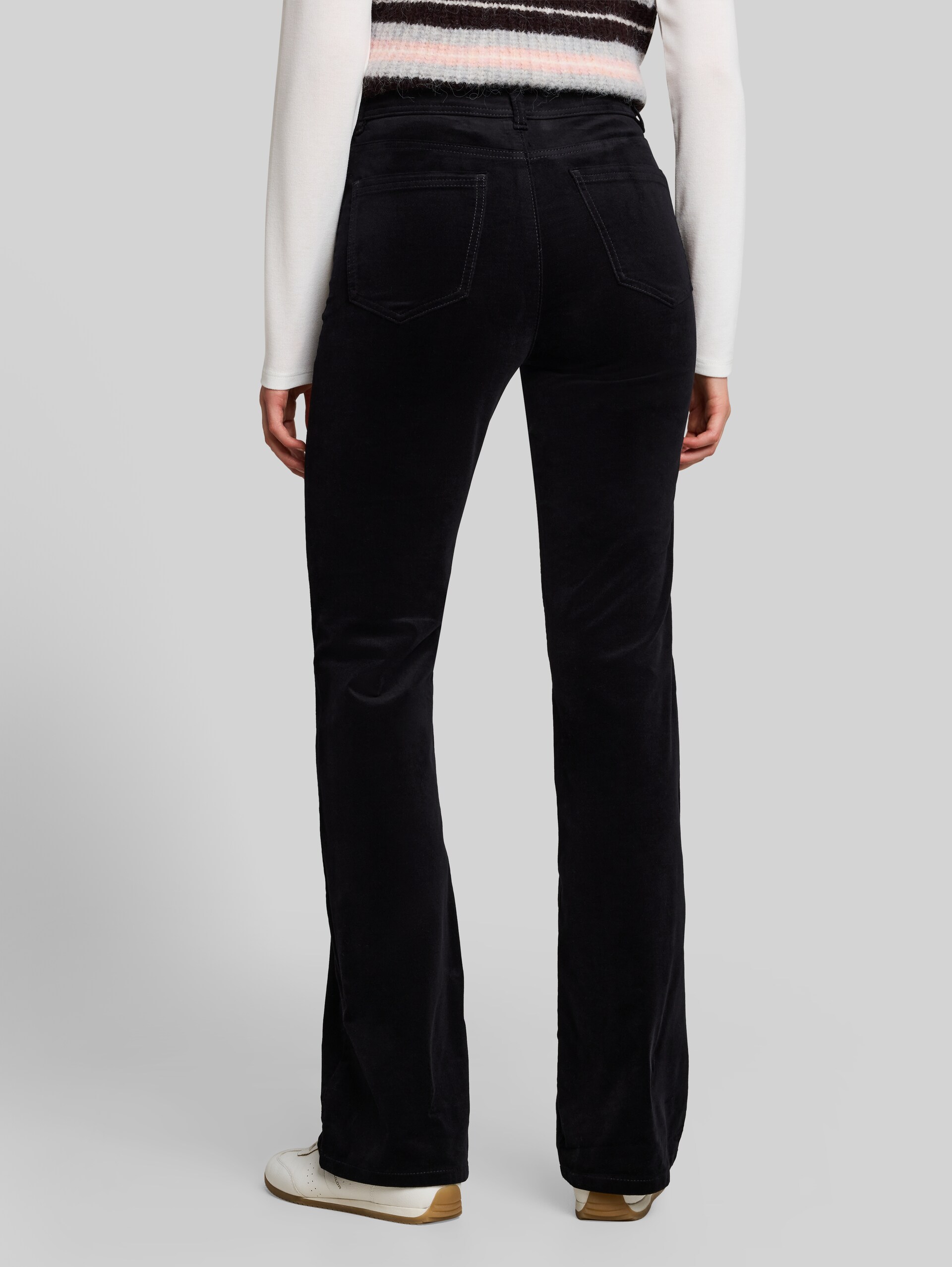 Flared Samthose - deep black - Auschnitt Model-Rückansicht