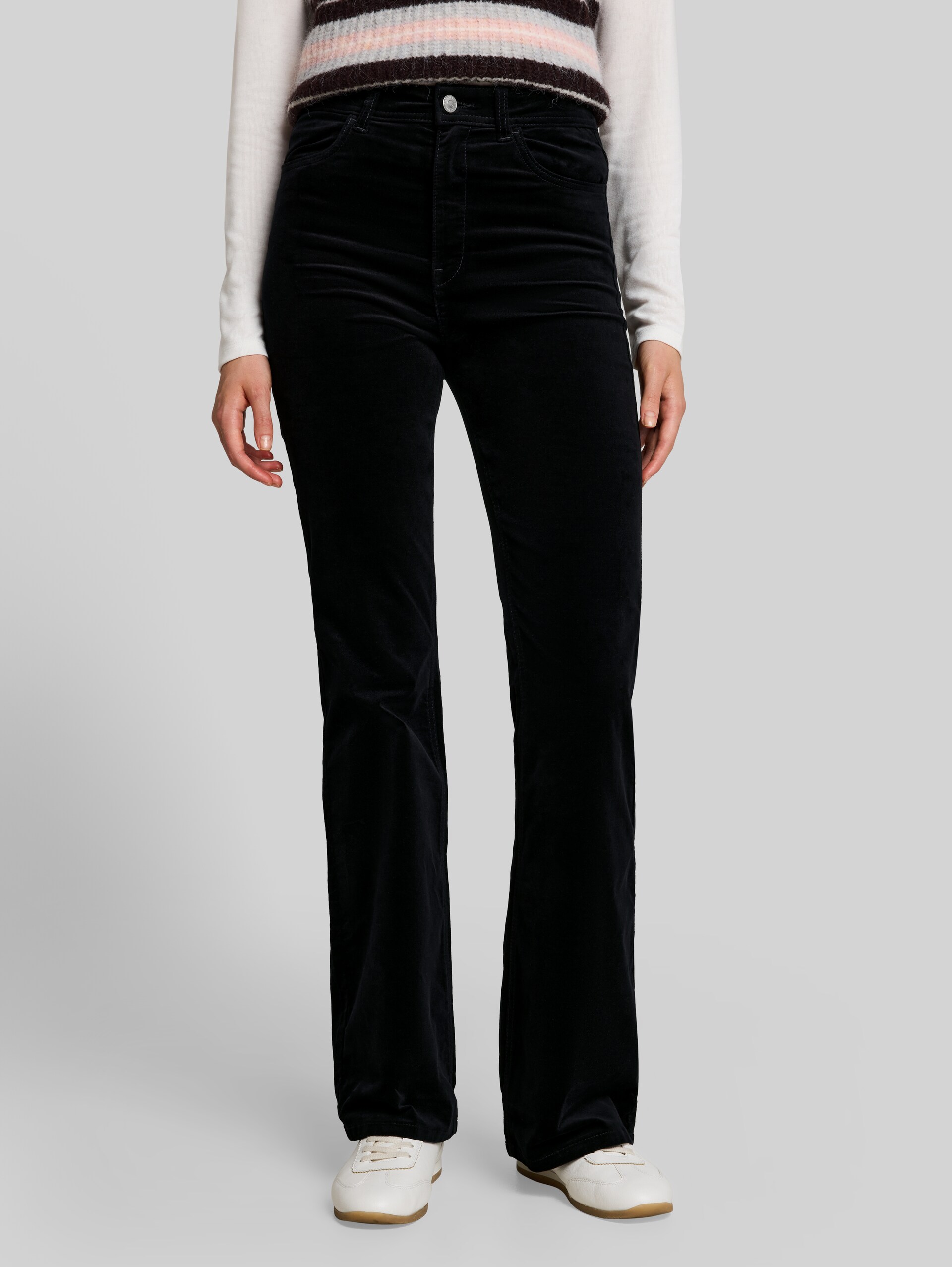 Flared Samthose - deep black - Ausschnitt Model-Vorderansicht