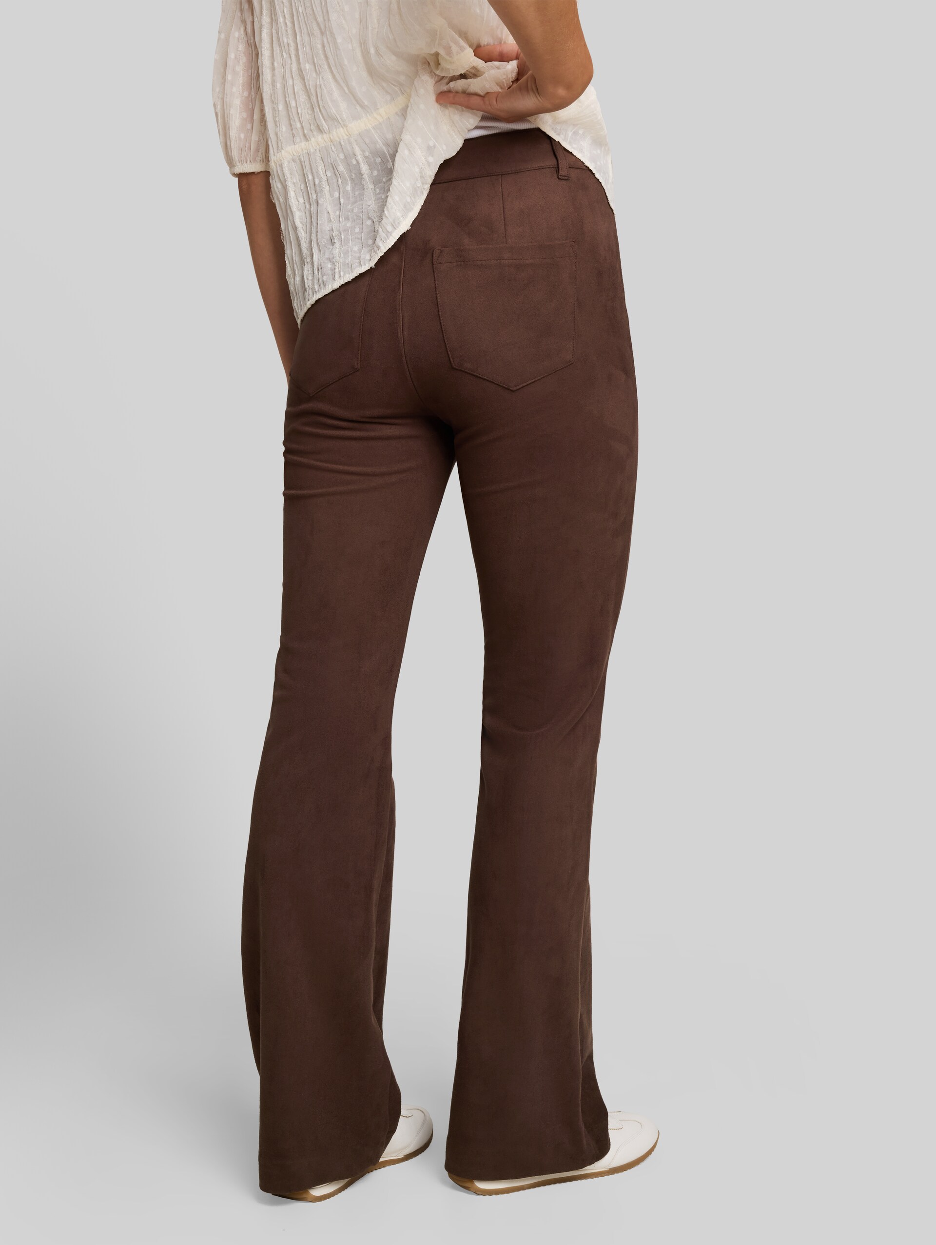 Broek met uitlopende pijpen in suède-look - cool dark brown - Neklijn model-achteraanzicht