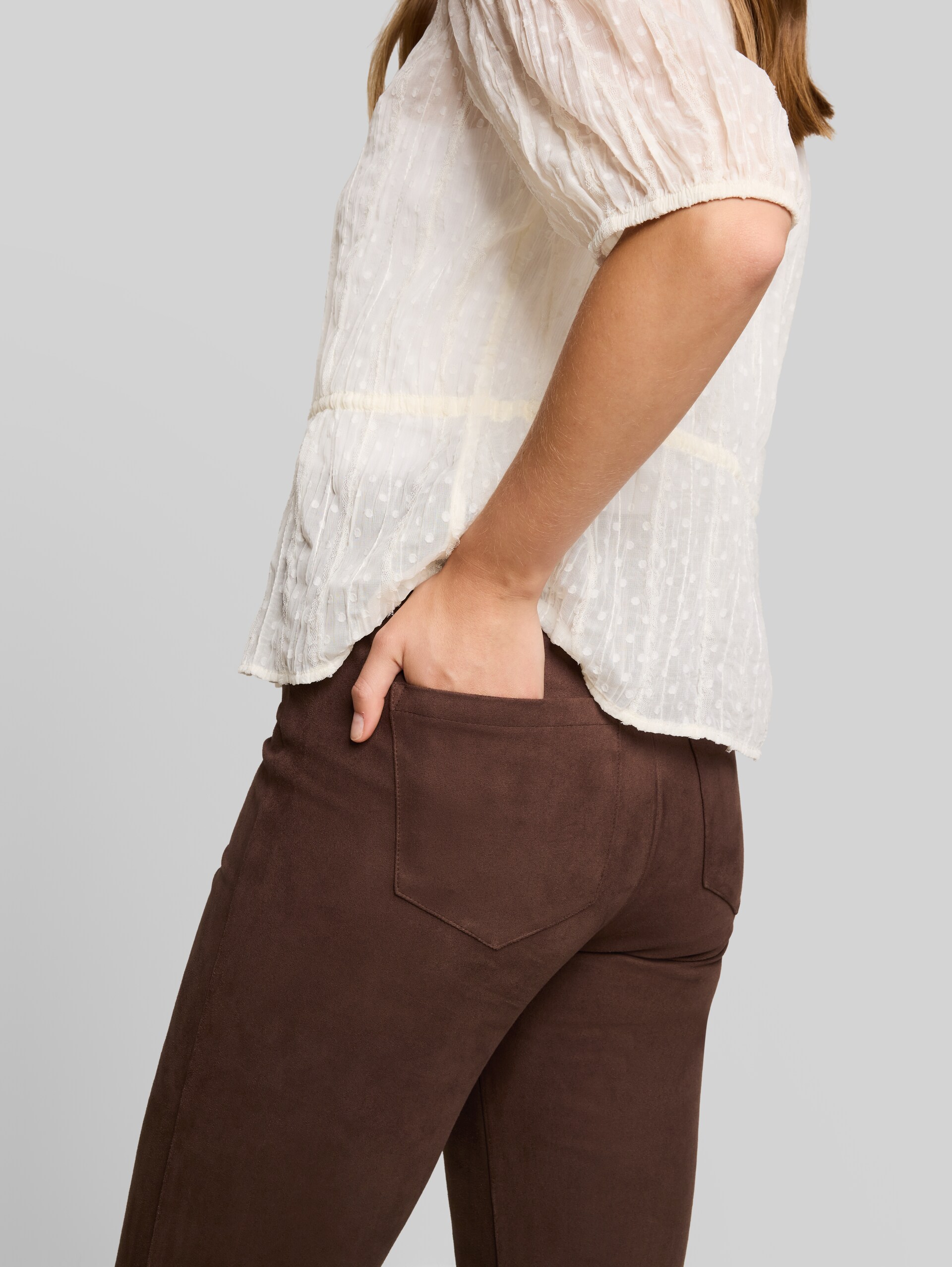 Broek met uitlopende pijpen in suède-look - cool dark brown - Detailaanzicht model