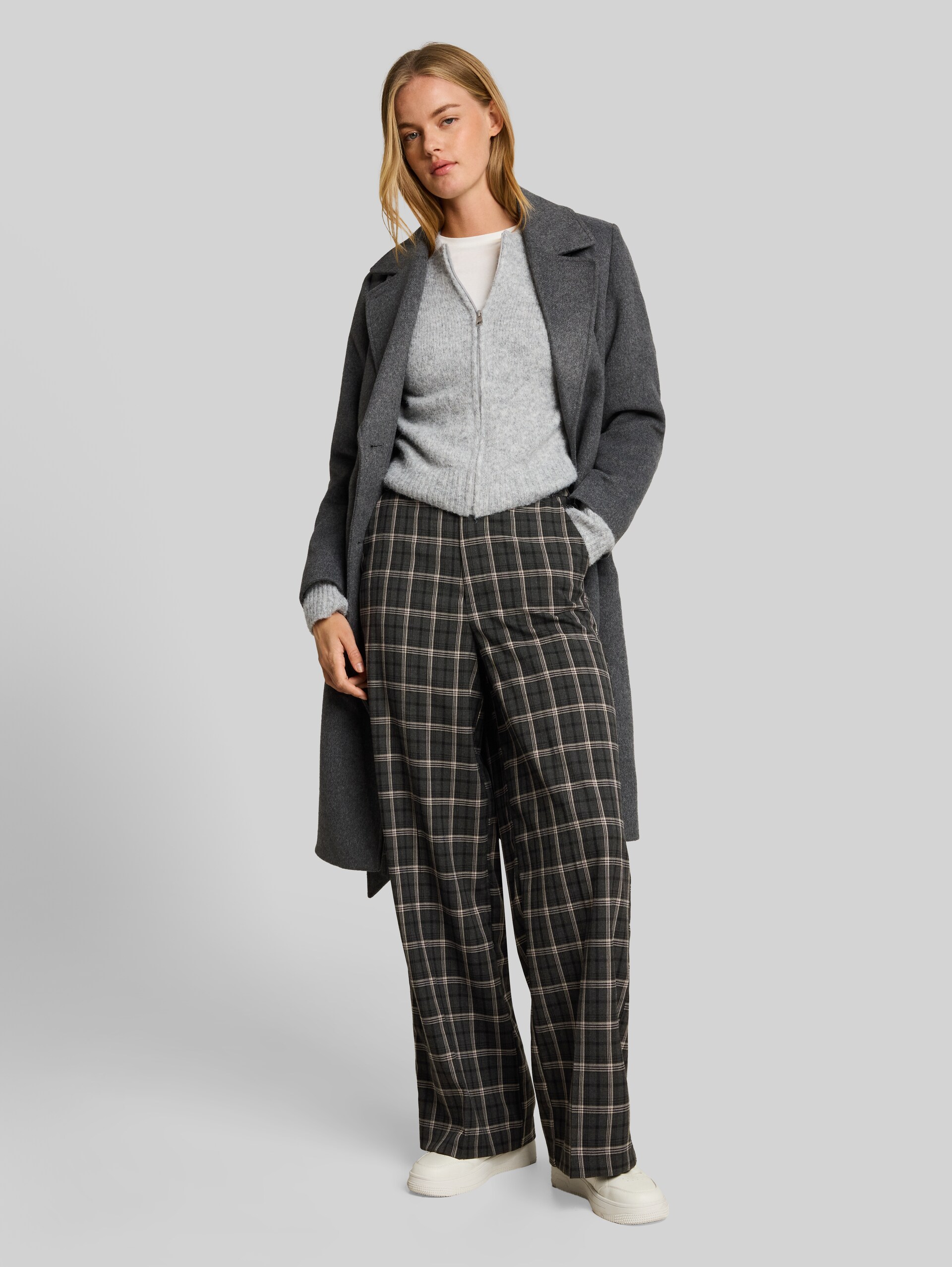 Pantalon large avec motif à carreaux - grey beige check - Vue de face du modèle