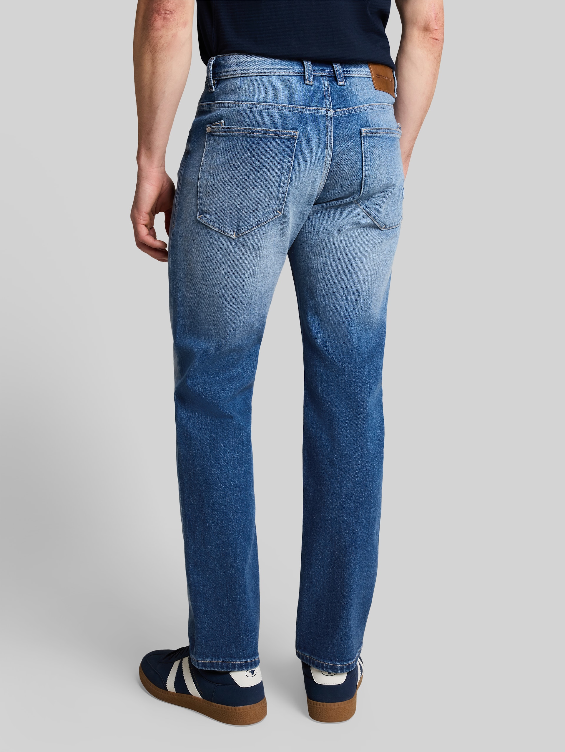 TTMARVIN STRAIGHT-jeans met stretch - heavy used mid blue denim - Neklijn model-achteraanzicht