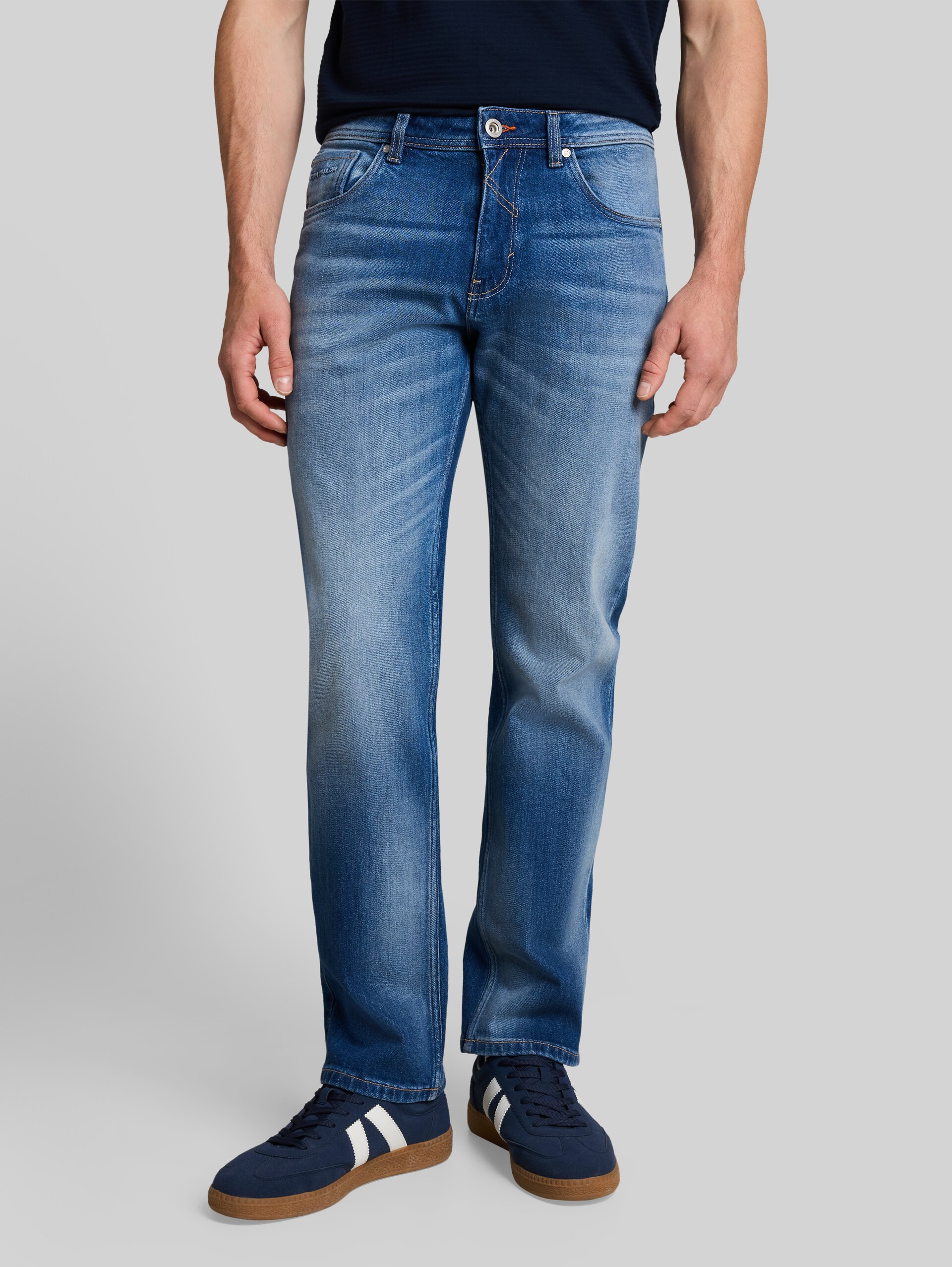 TTMARVIN STRAIGHT-jeans met stretch - heavy used mid blue denim - Nek model vooraanzicht