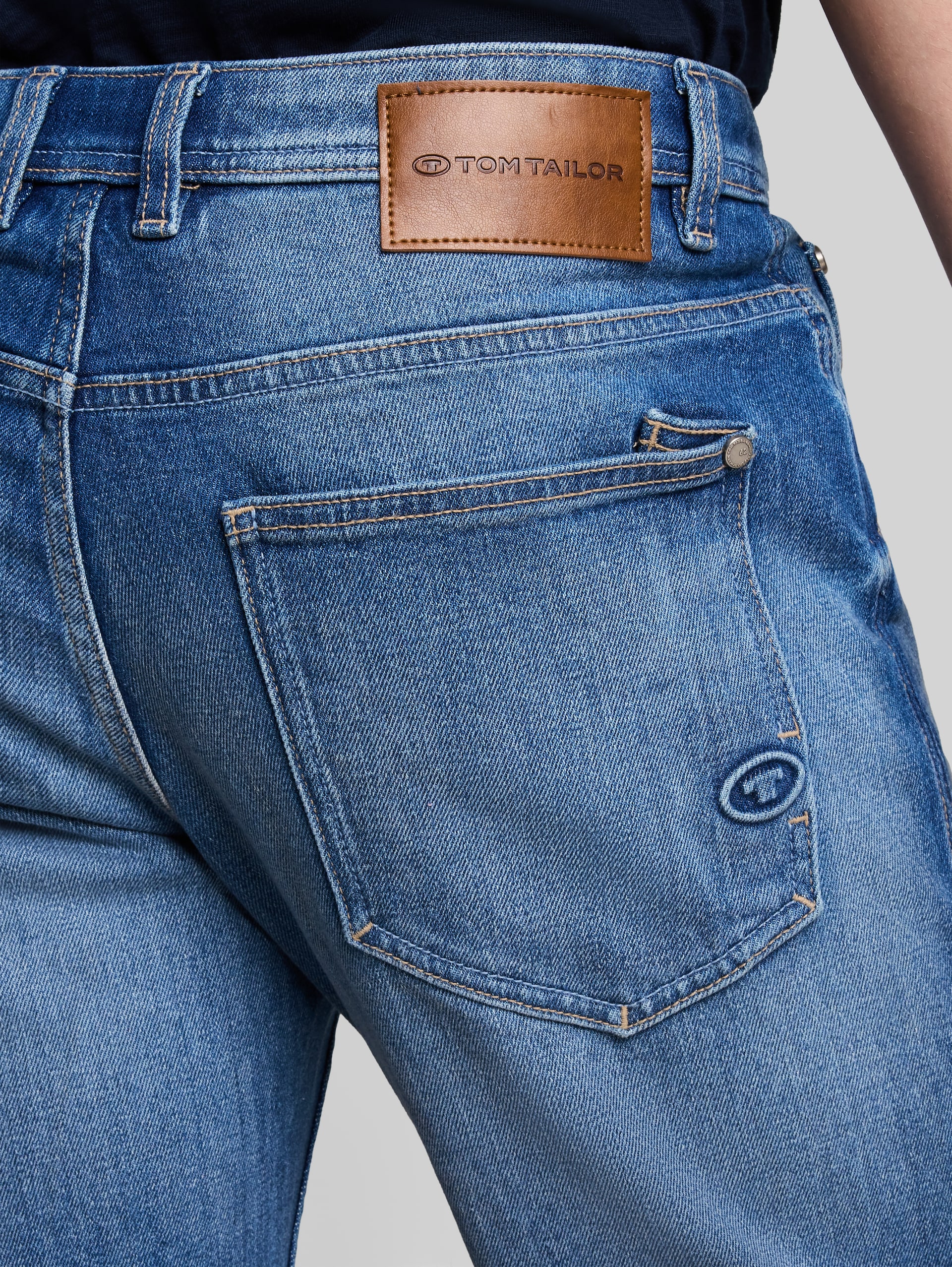 TTMARVIN STRAIGHT-jeans met stretch - heavy used mid blue denim - Detailaanzicht model
