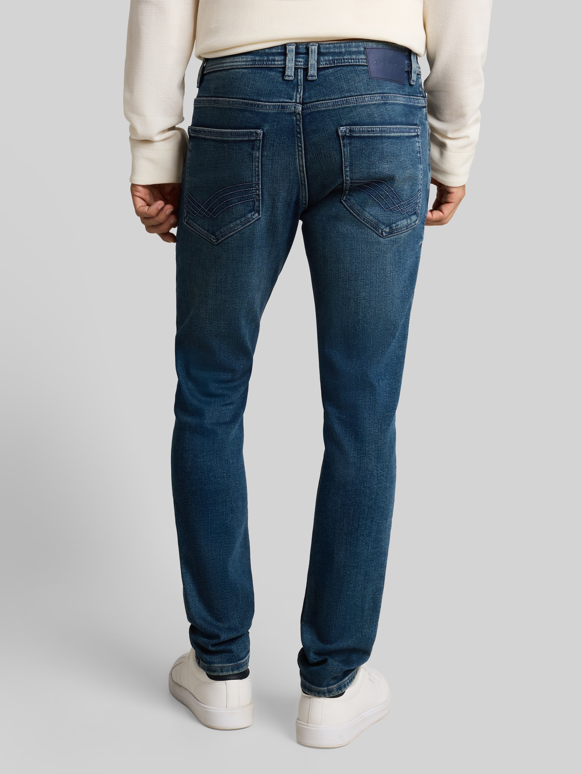 TTTROY SLIM-jeans - Tinted Blue Denim - Neklijn model-achteraanzicht