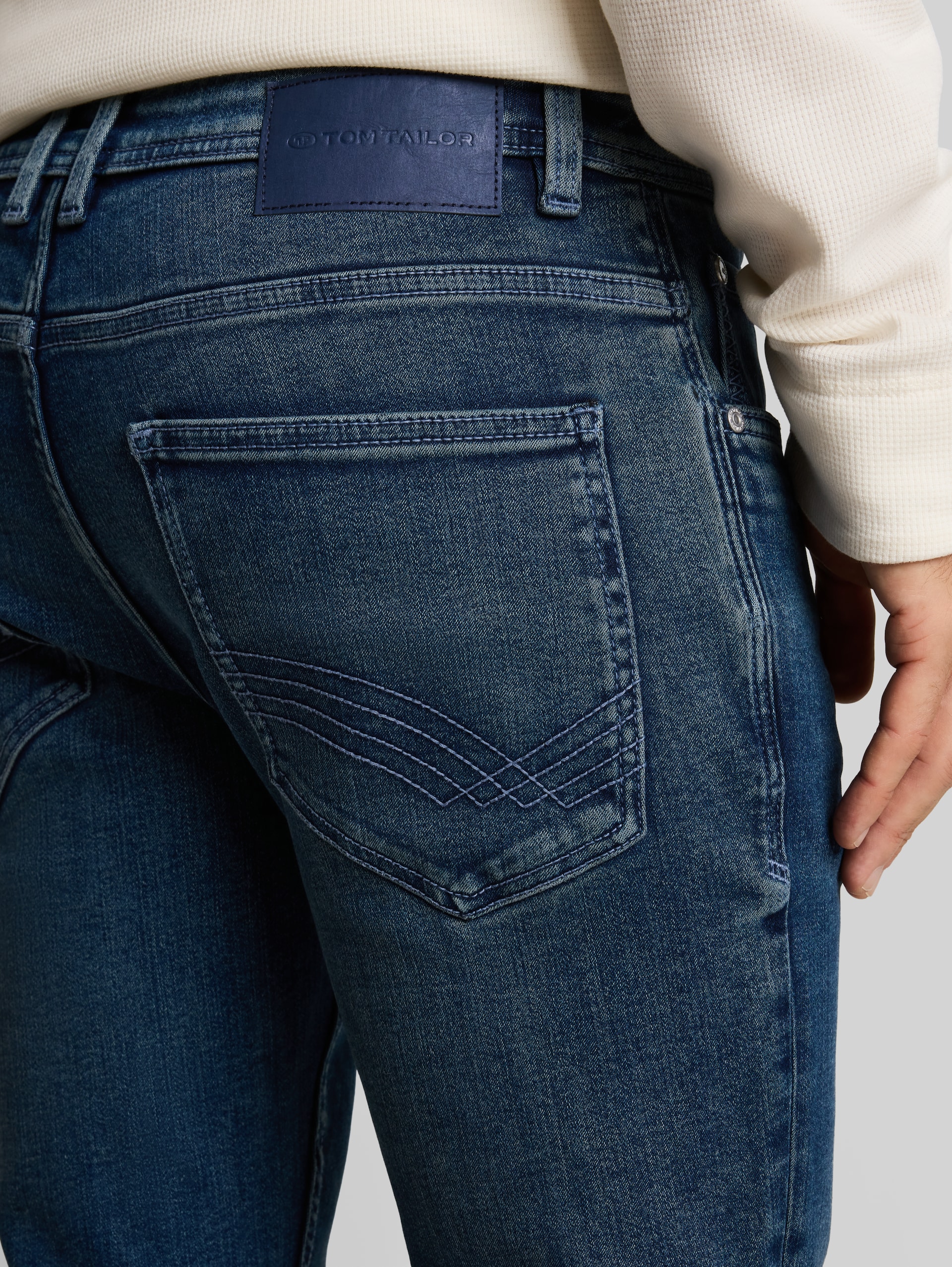 TTTROY SLIM-jeans - Tinted Blue Denim - Detailaanzicht model