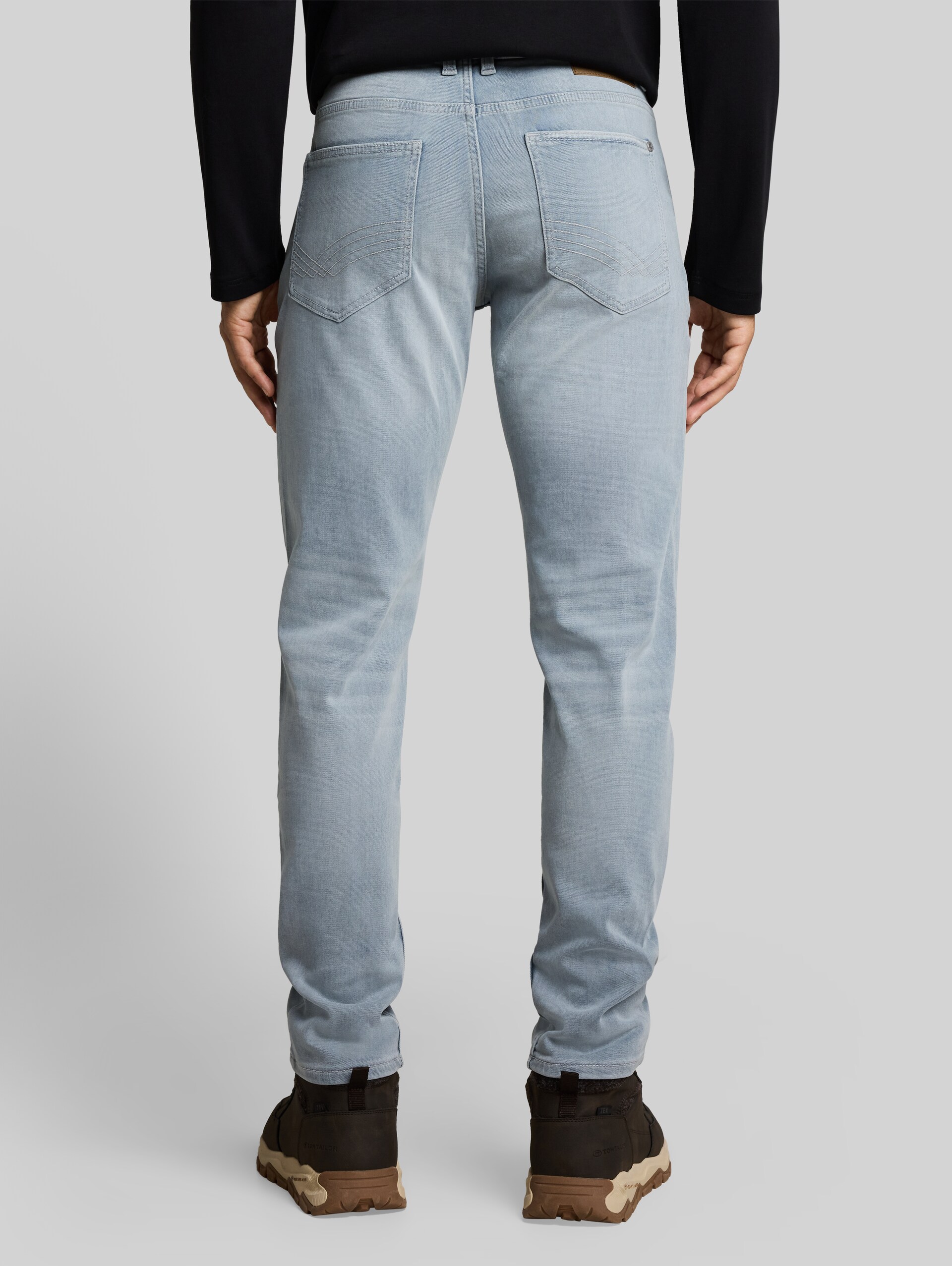 TTCURT TAPERED jeans met stretch - light stone blue grey denim - Neklijn model-achteraanzicht