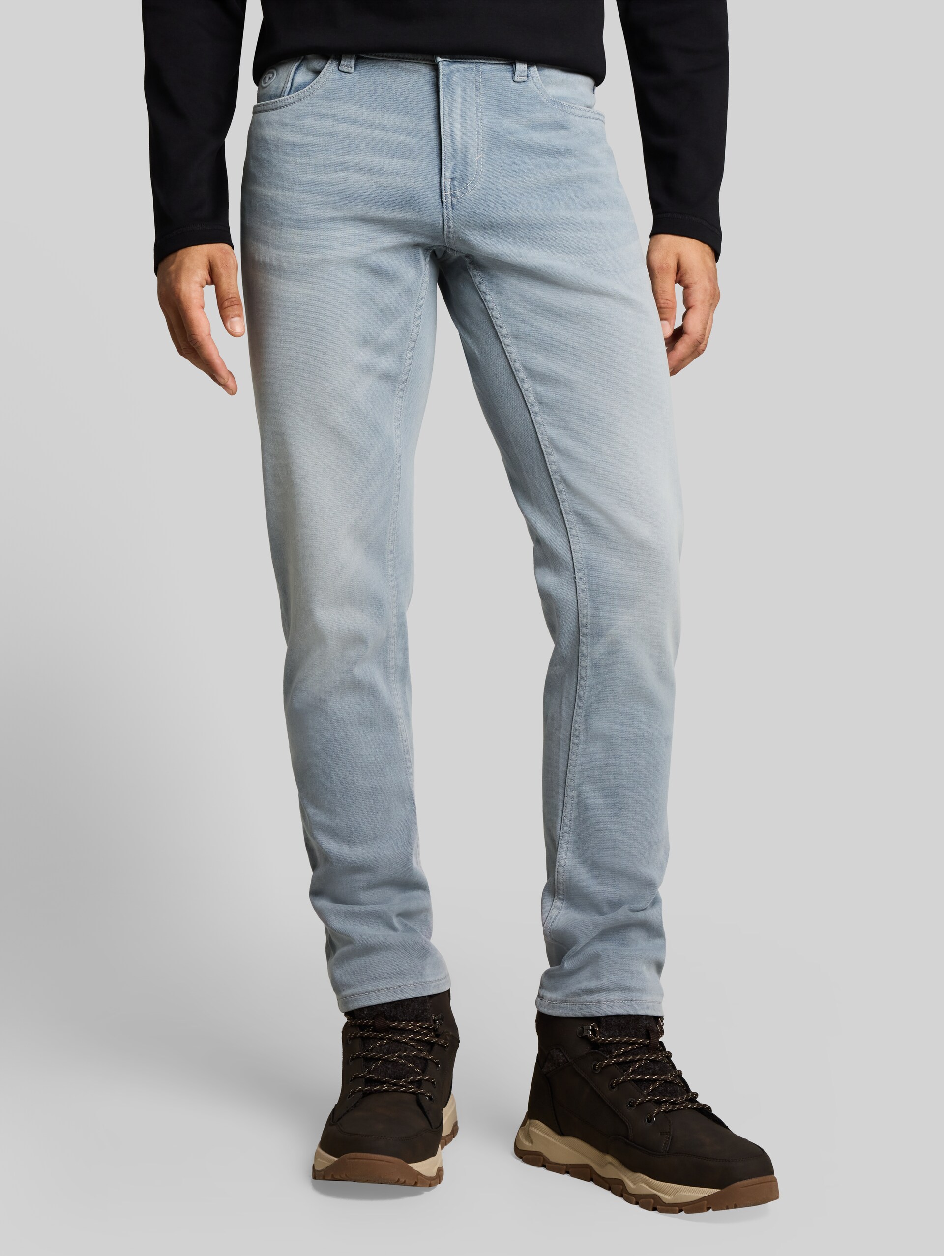 TTCURT TAPERED jeans met stretch - light stone blue grey denim - Nek model vooraanzicht