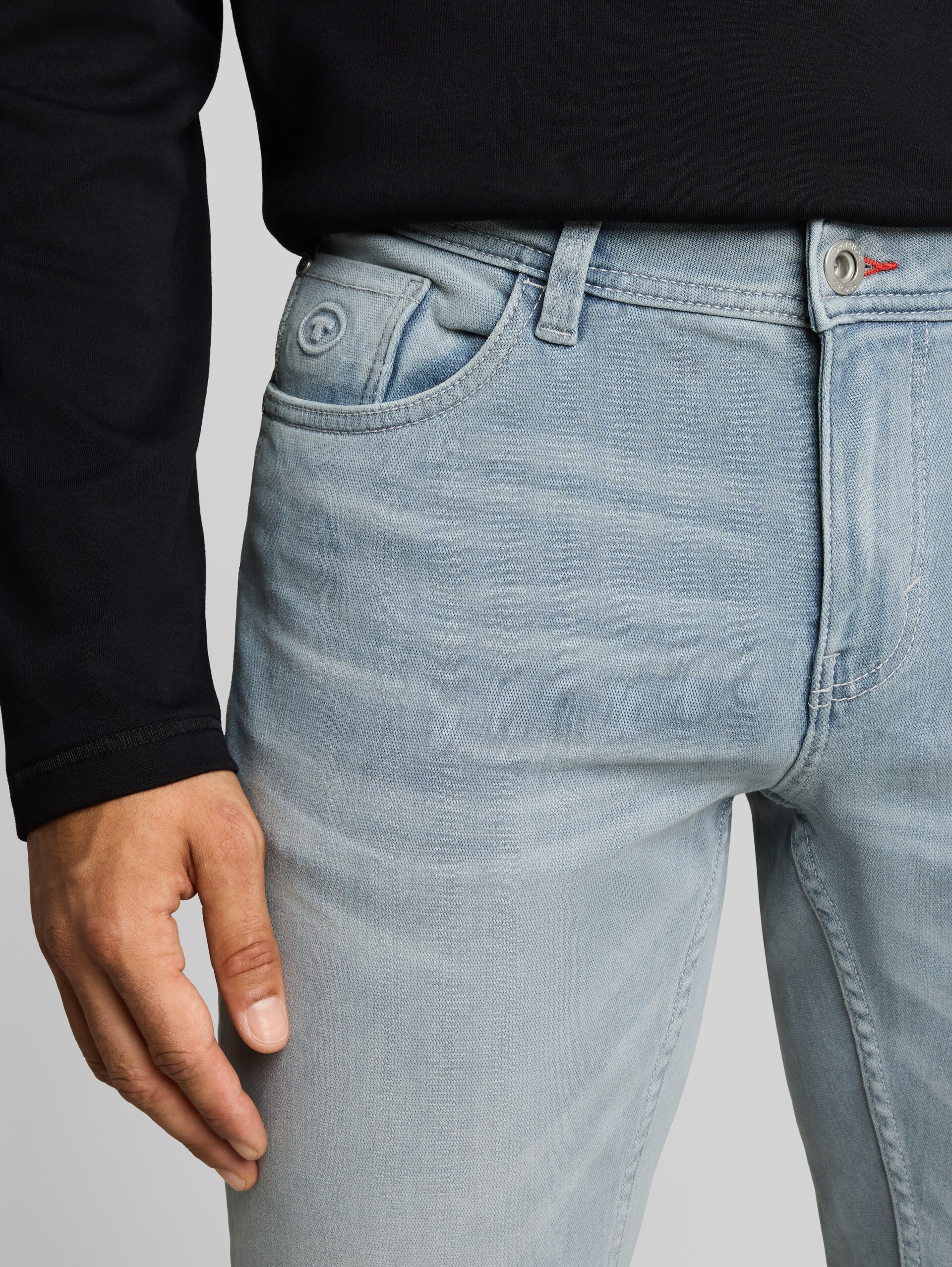 TTCURT TAPERED jeans met stretch - light stone blue grey denim - Detailaanzicht model
