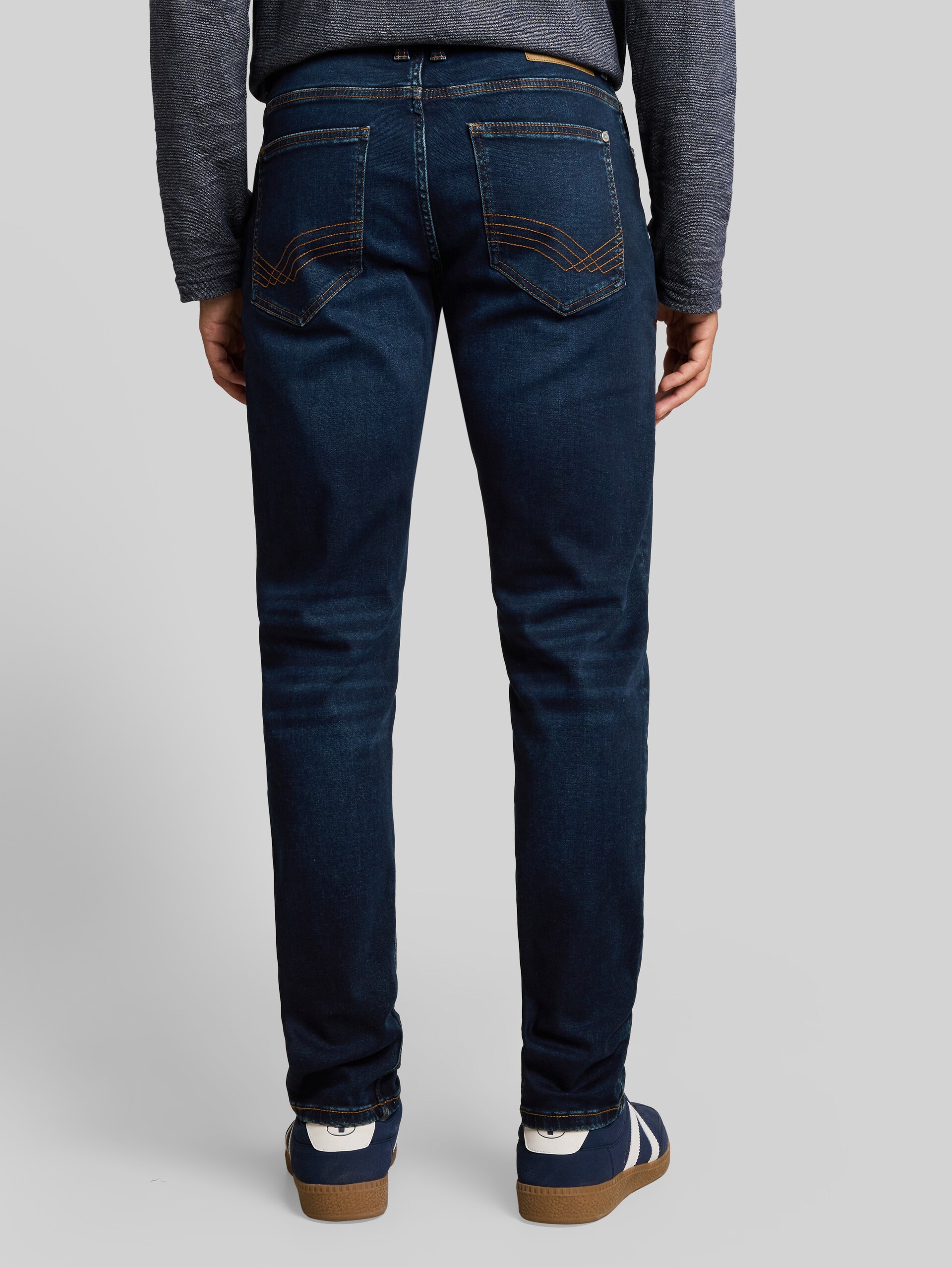TTCURT TAPERED Jeans mit Stretch - dark stone blue black denim - Auschnitt Model-Rückansicht