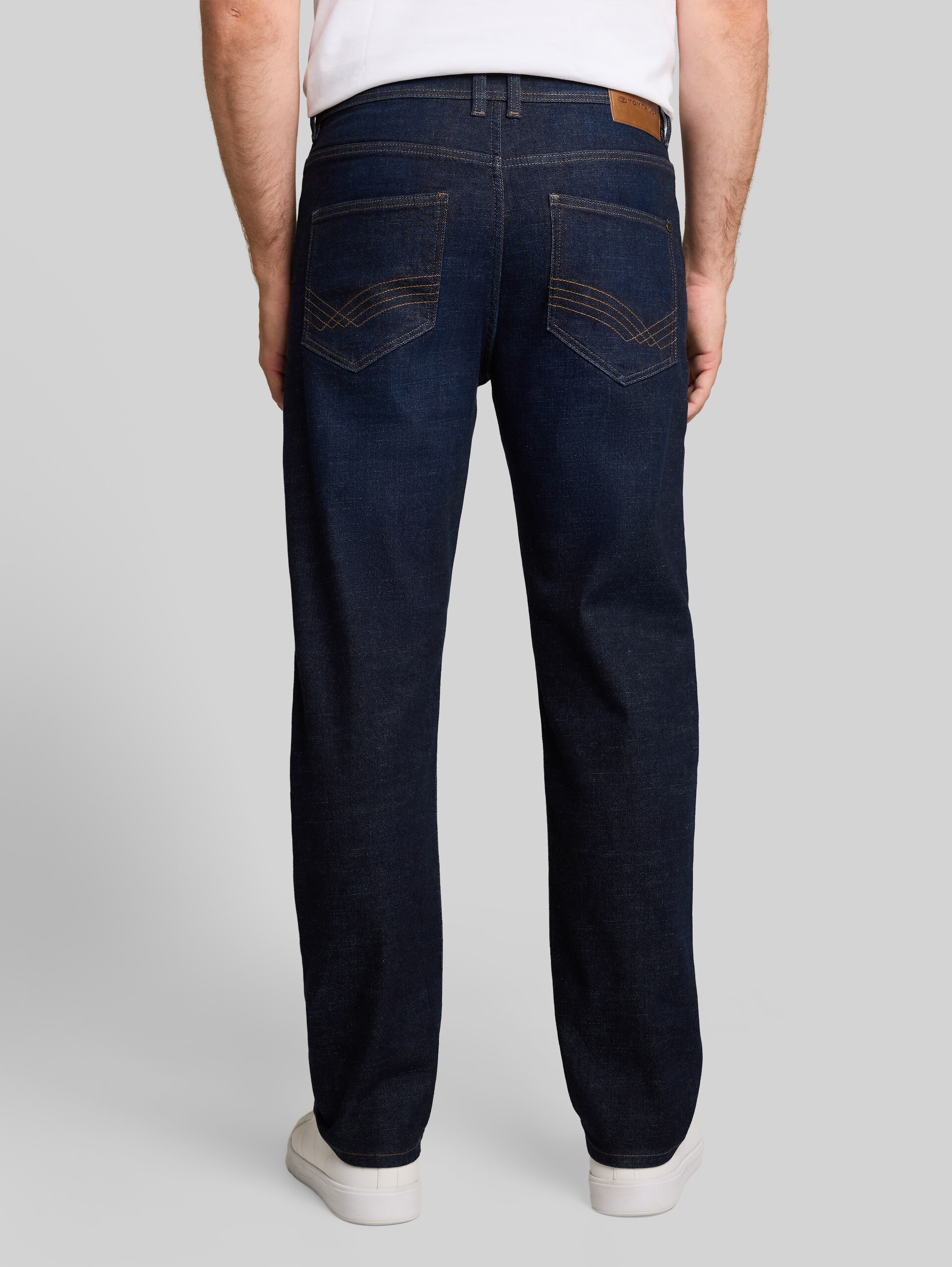 TTMORRIS RELAXED-jeans - Rinsed Blue Denim - Neklijn model-achteraanzicht